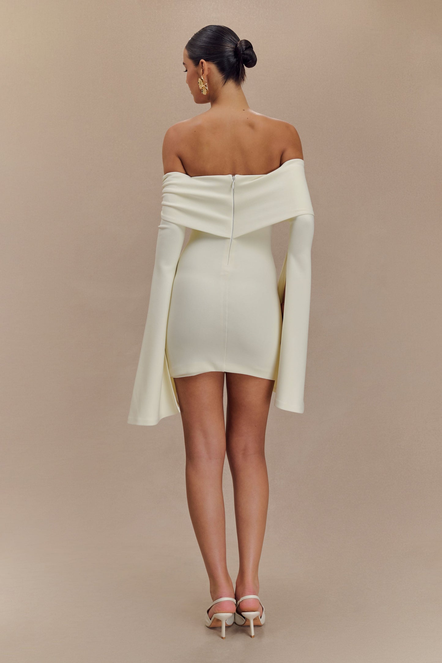Mini-robe Dominique à manches longues et épaules dénudées - Ivoire