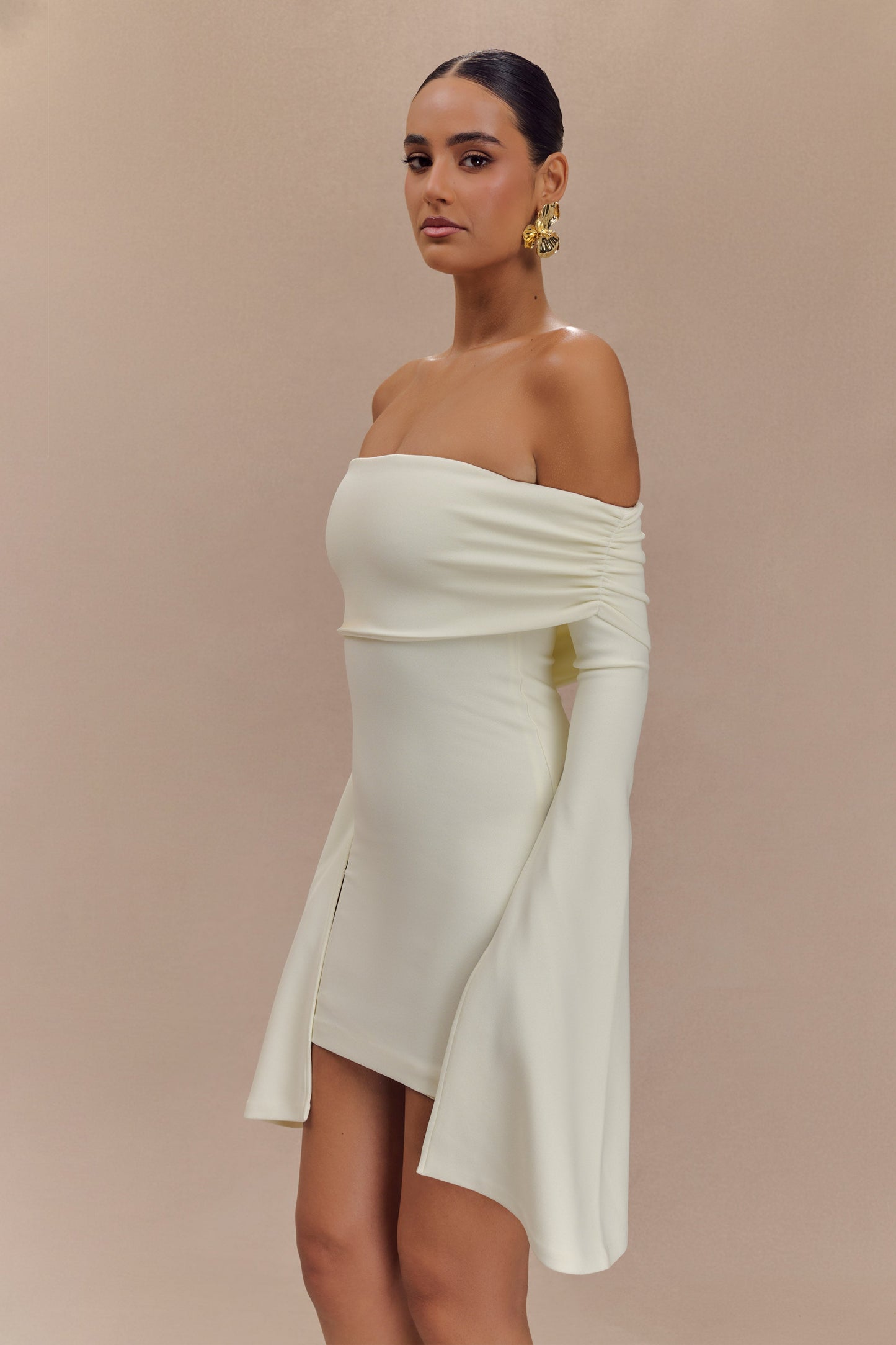 Mini-robe Dominique à manches longues et épaules dénudées - Ivoire