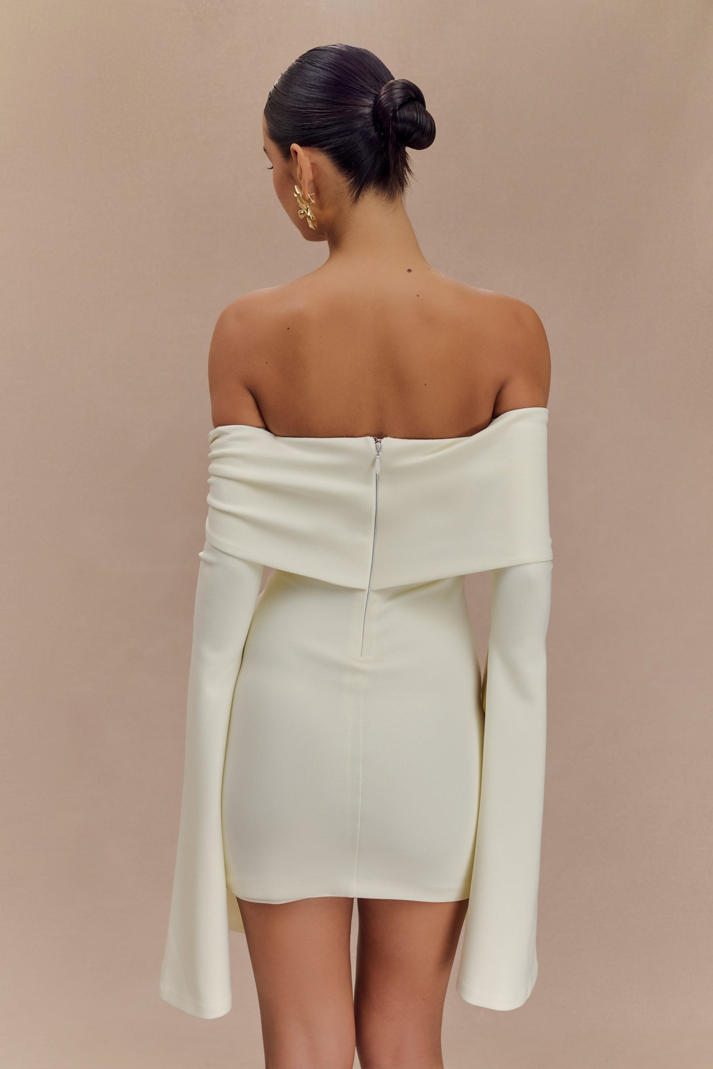 Mini-robe Dominique à manches longues et épaules dénudées - Ivoire