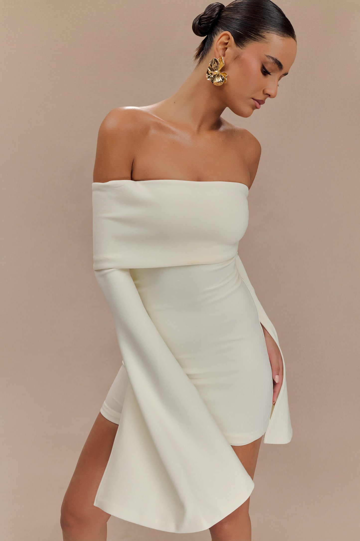 Mini-robe Dominique à manches longues et épaules dénudées - Ivoire