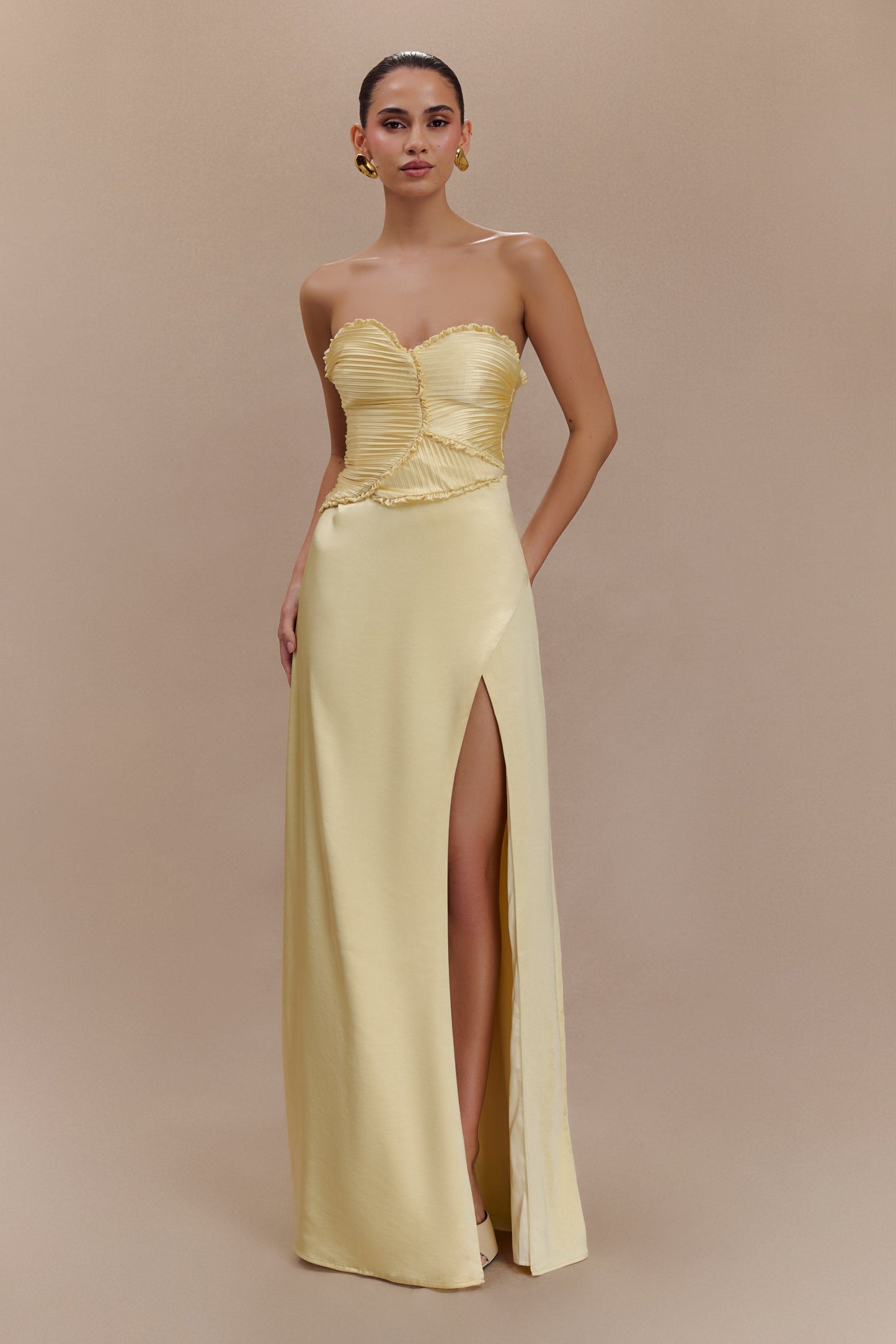 Robe longue satinée Larissa avec pétales froncés - Citron