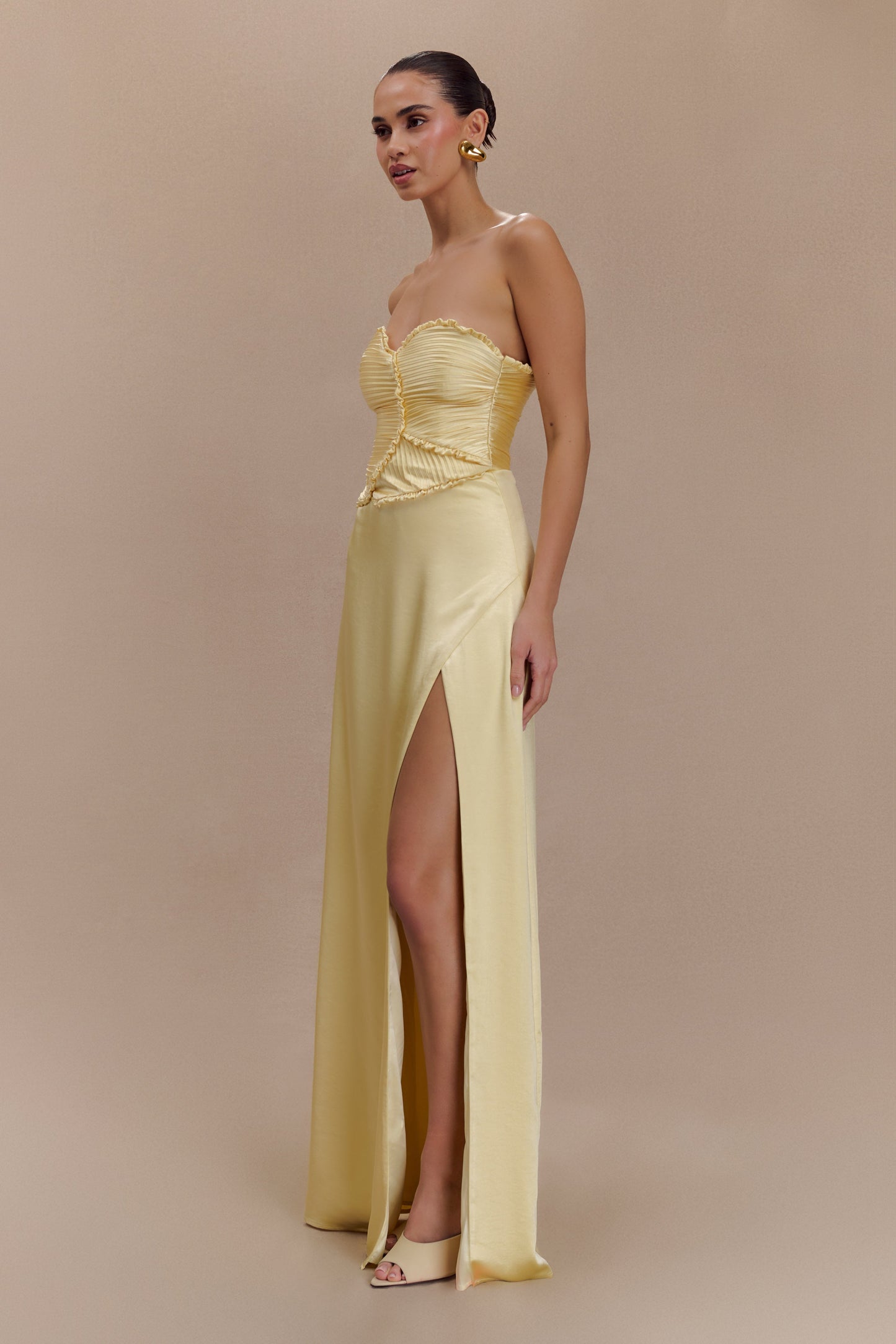 Robe longue satinée Larissa avec pétales froncés - Citron