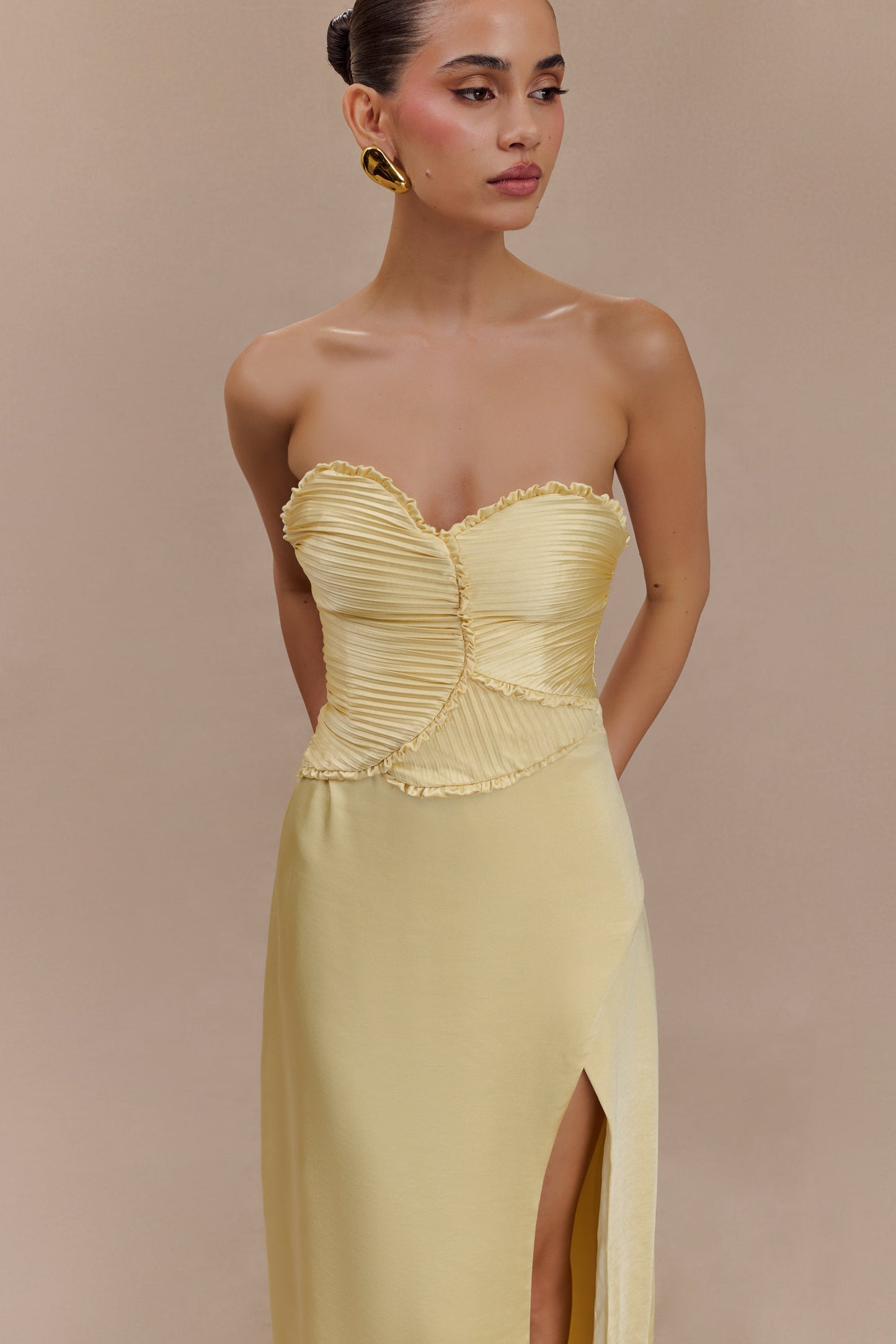 Robe longue satinée Larissa avec pétales froncés - Citron