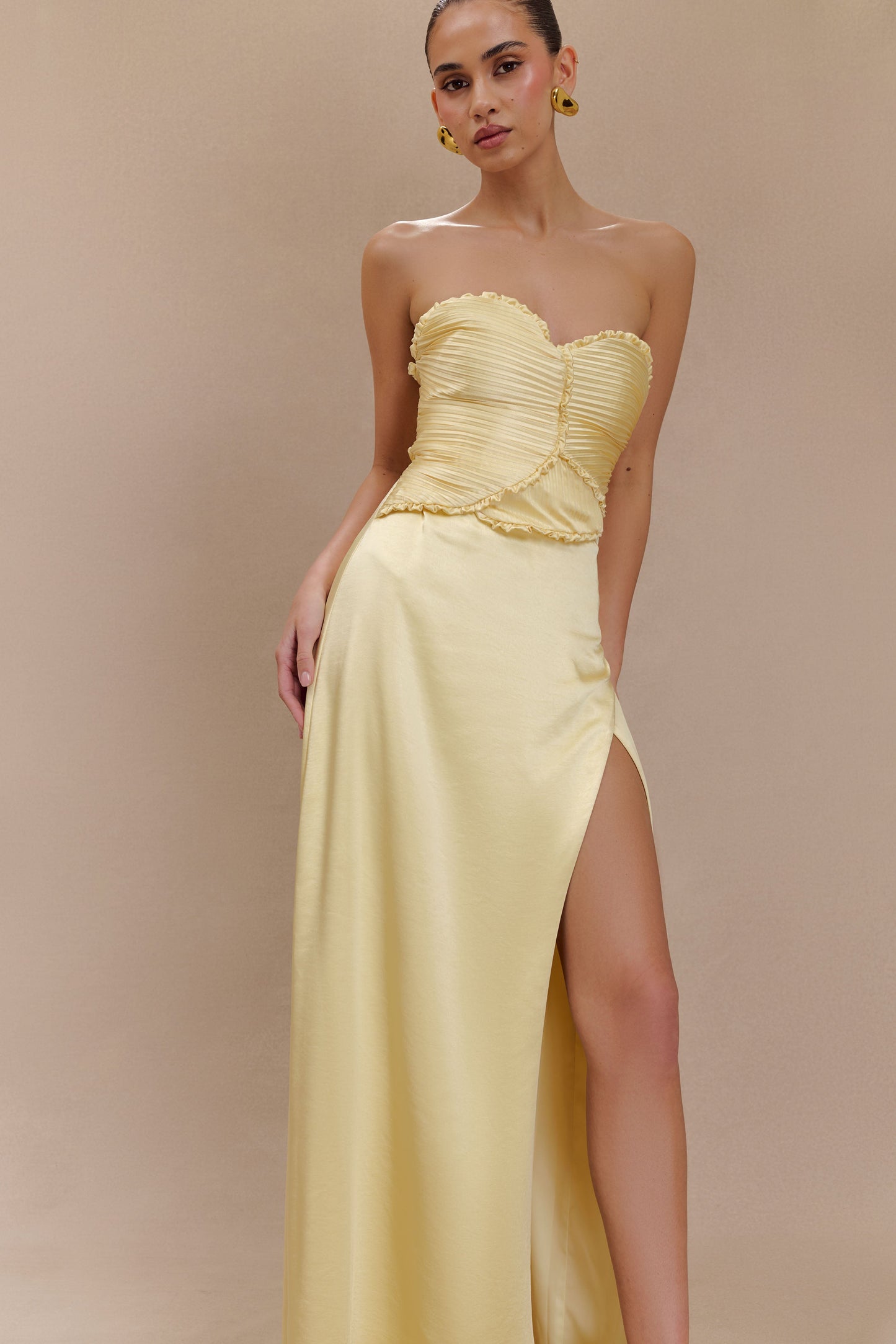 Robe longue satinée Larissa avec pétales froncés - Citron