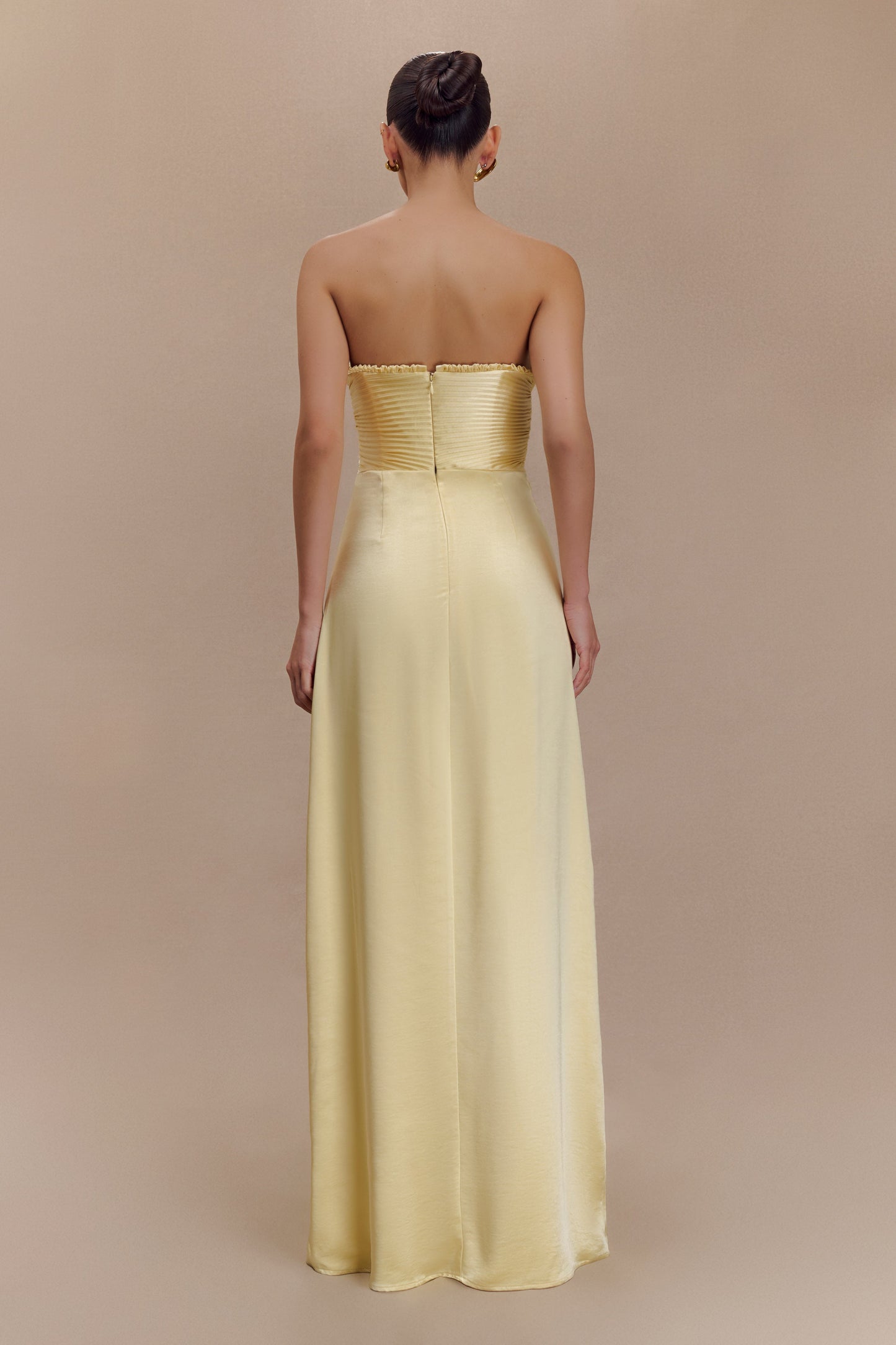 Robe longue satinée Larissa avec pétales froncés - Citron