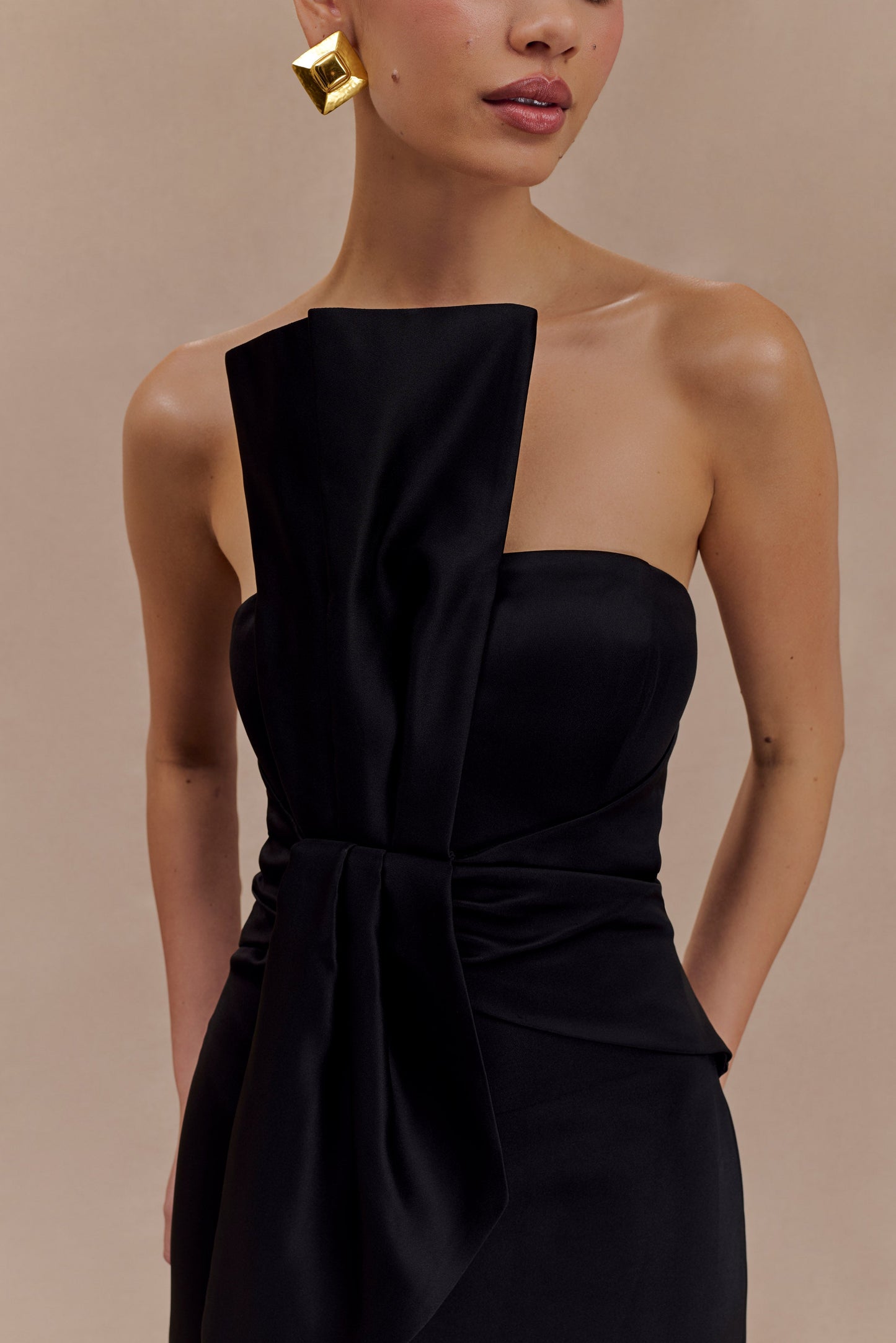Robe Maxi en Satin à Structure Définie et Sans Bretelles Cyrill - Noir