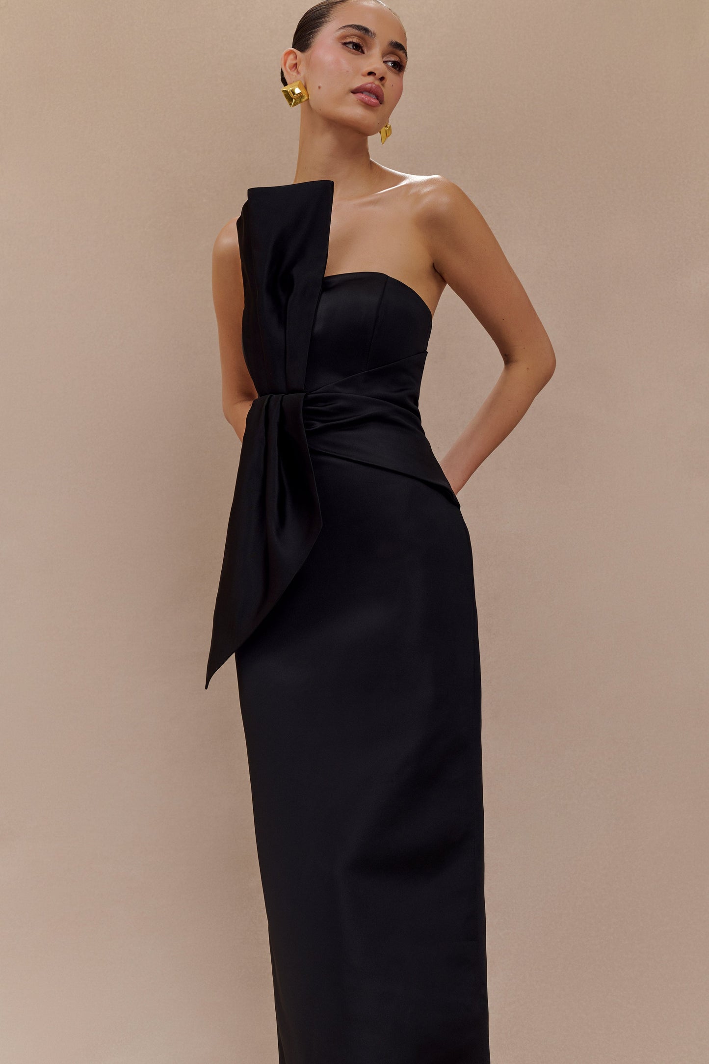 Robe Maxi en Satin à Structure Définie et Sans Bretelles Cyrill - Noir