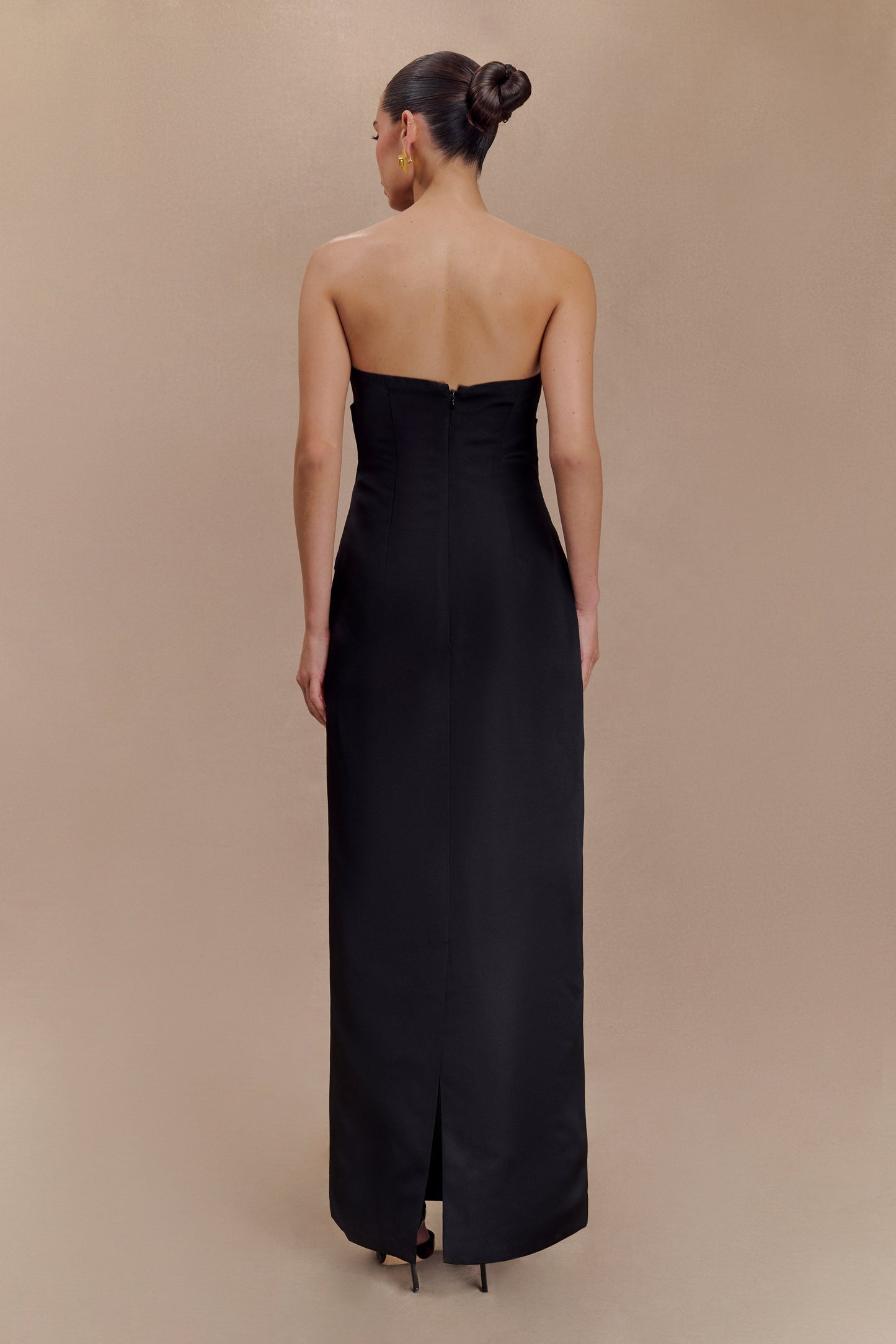 Robe Maxi en Satin à Structure Définie et Sans Bretelles Cyrill - Noir