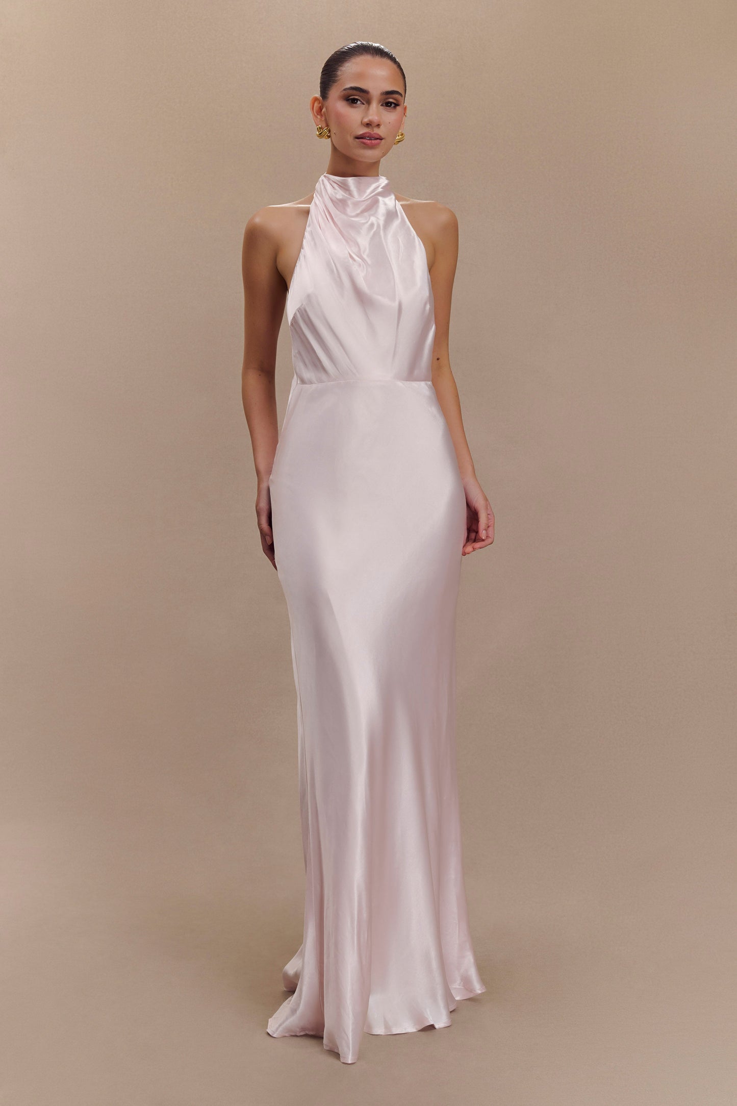 Robe longue satinée irisée à col montant Esther - Rose pâle