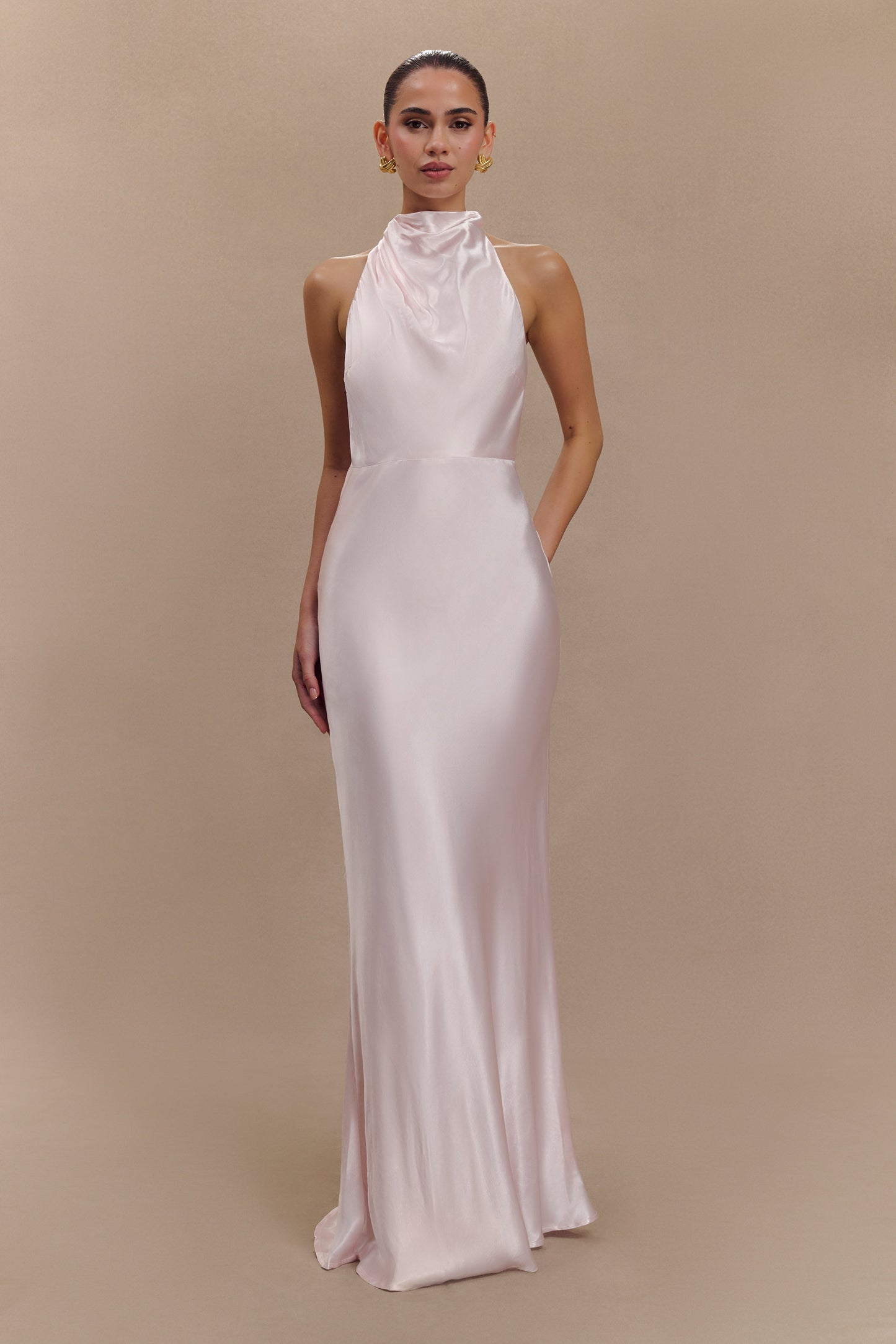 Robe longue satinée irisée à col montant Esther - Rose pâle