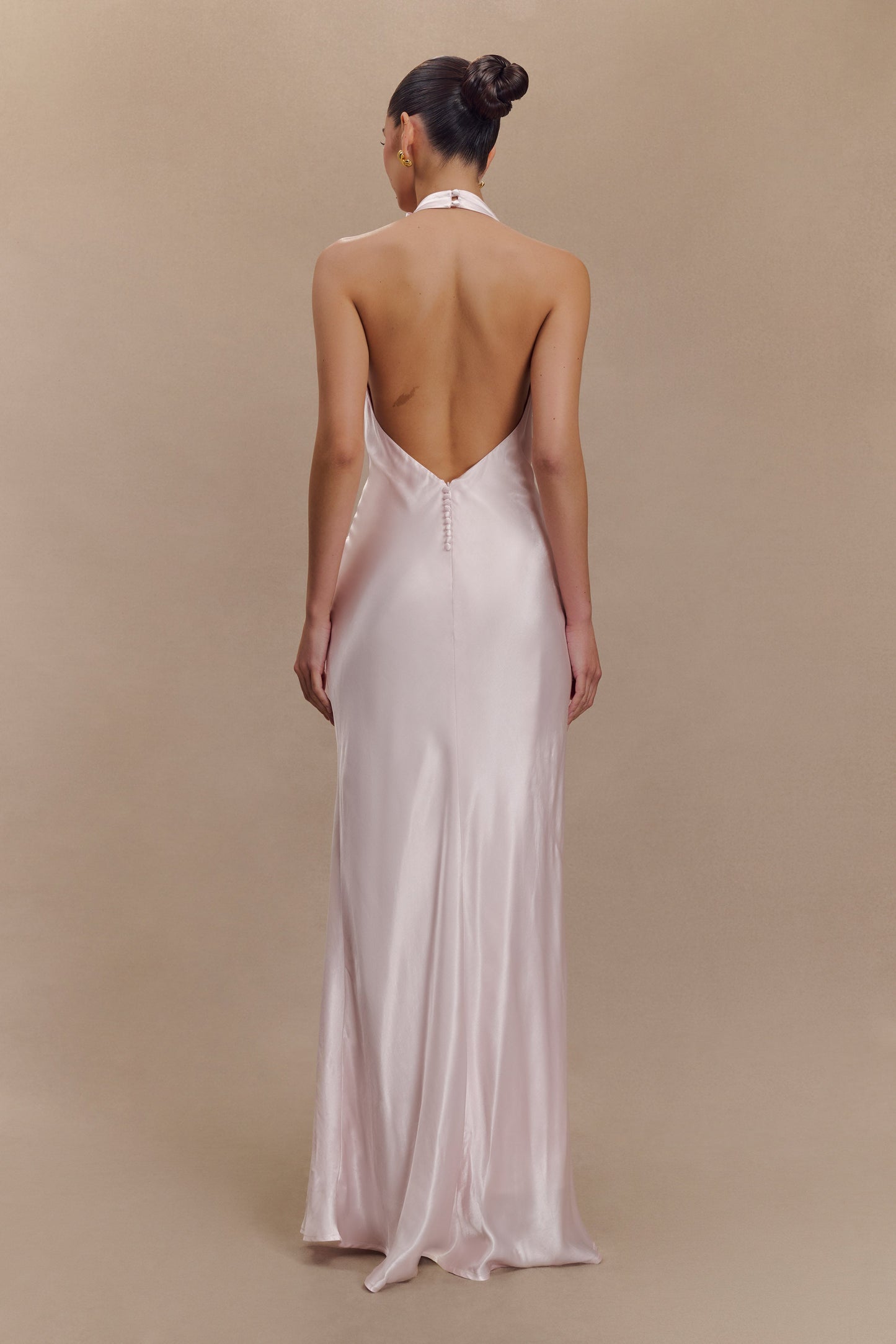 Robe longue satinée irisée à col montant Esther - Rose pâle