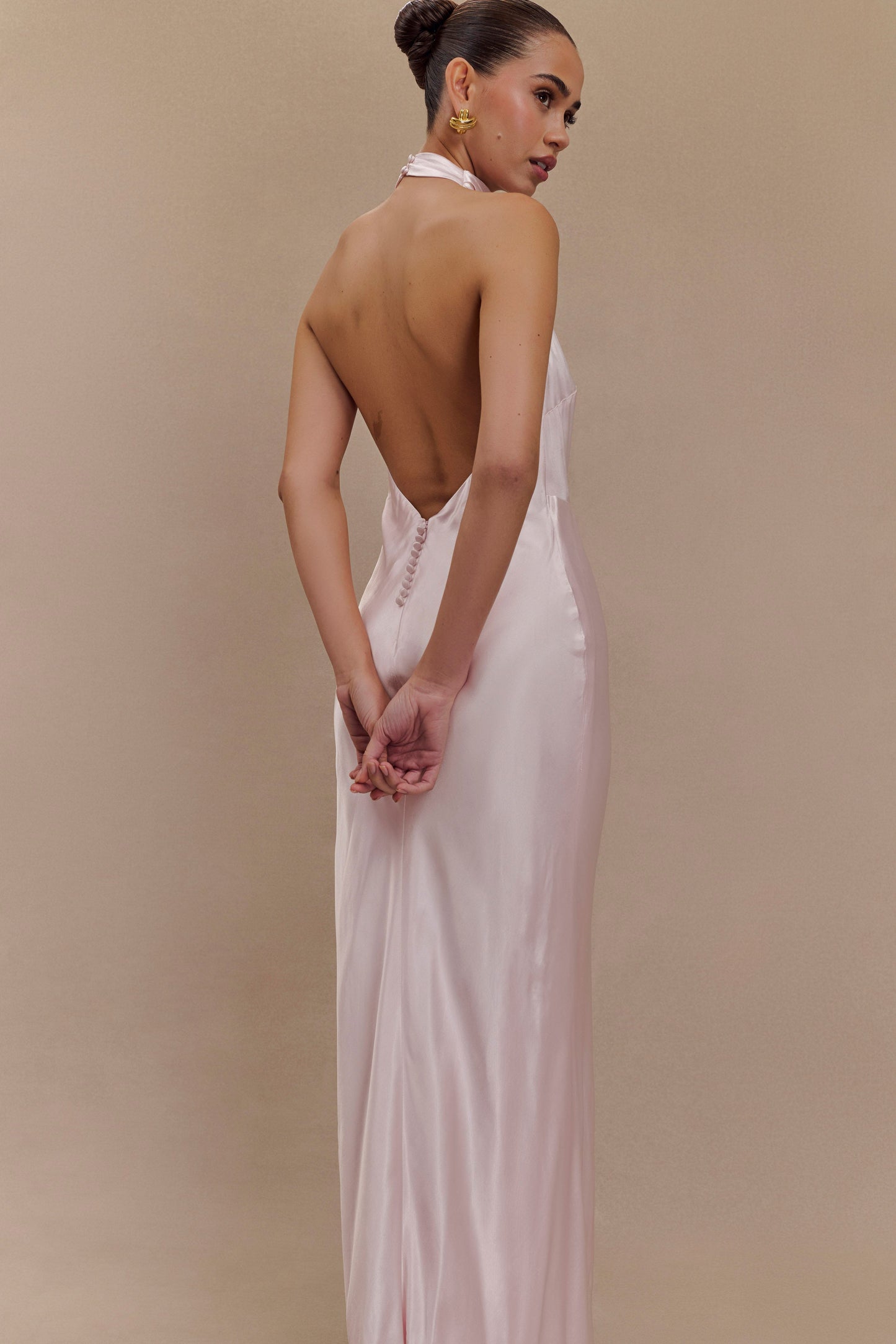 Robe longue satinée irisée à col montant Esther - Rose pâle