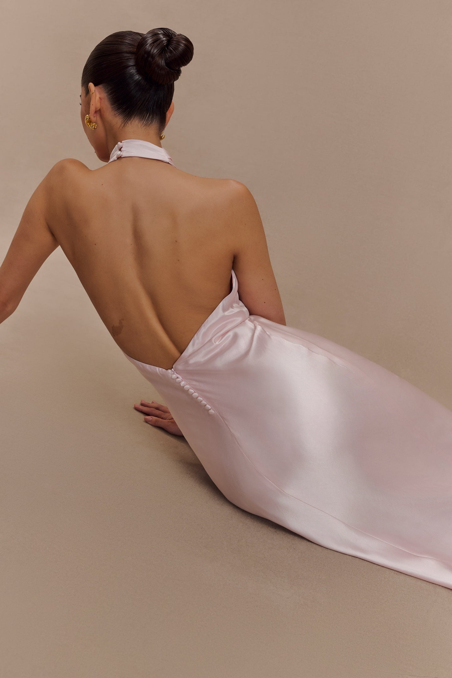 Robe longue satinée irisée à col montant Esther - Rose pâle