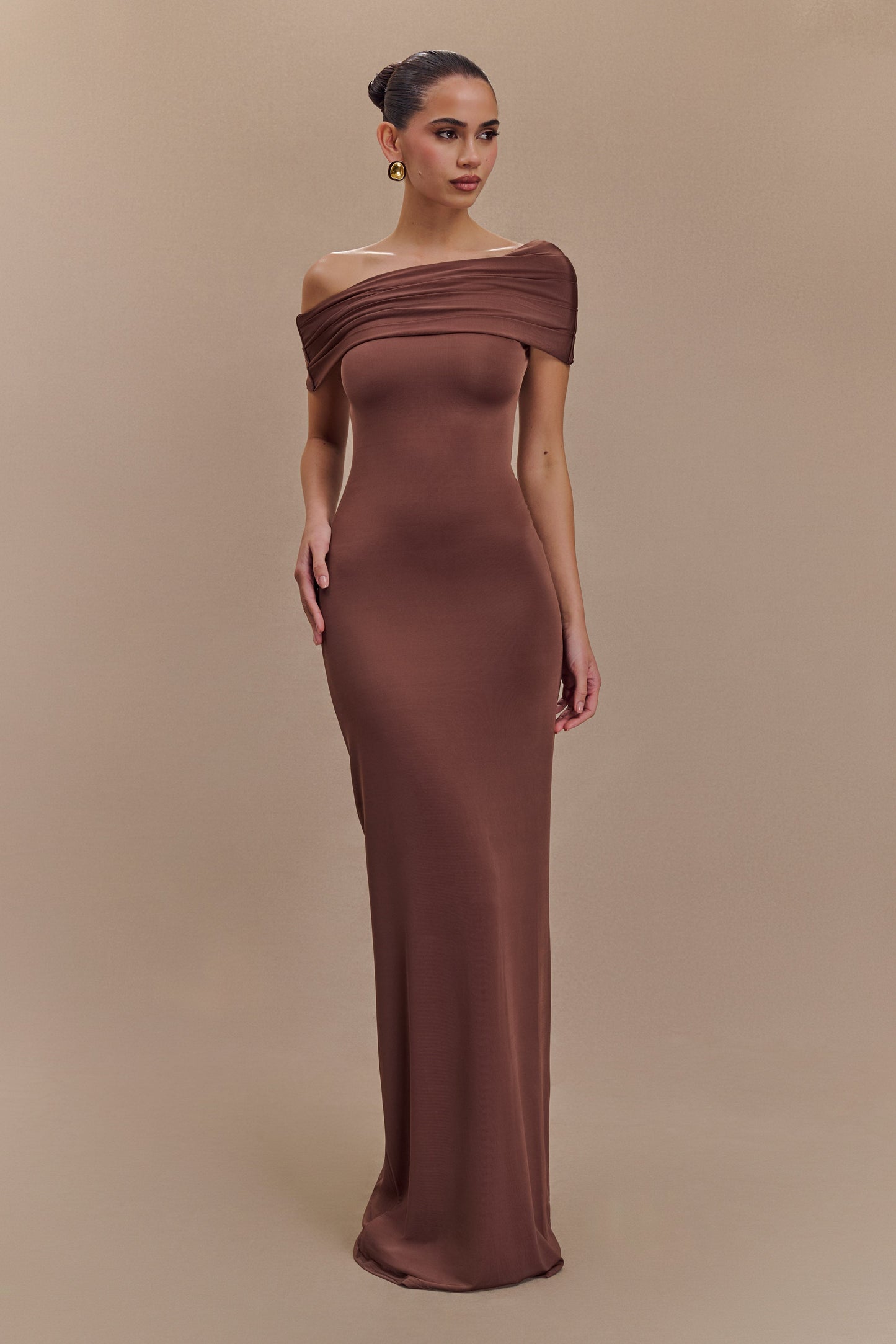 Robe Maxi Épaules Découvertes et Étroite Cassandra - Chocolat