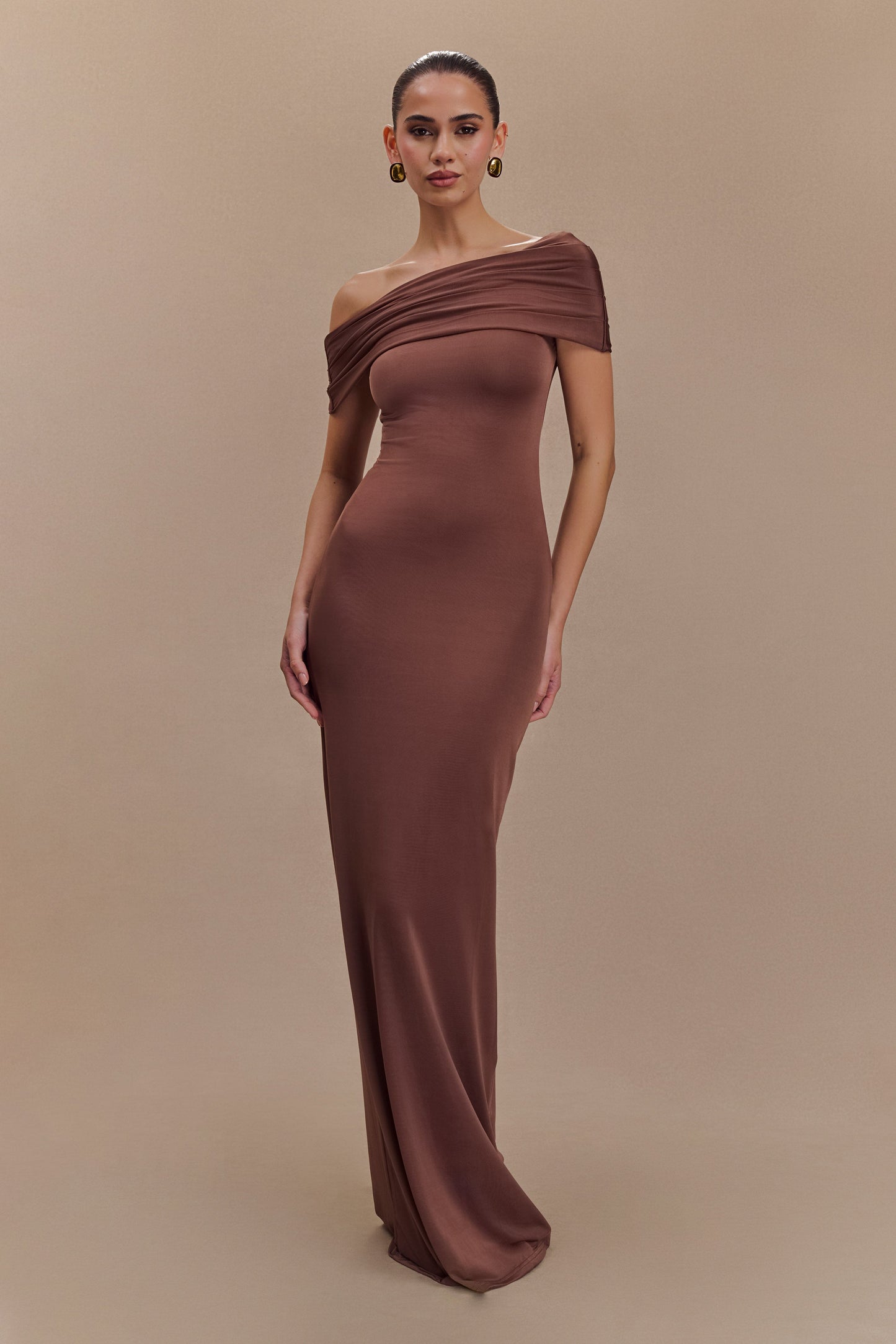 Robe Maxi Épaules Découvertes et Étroite Cassandra - Chocolat