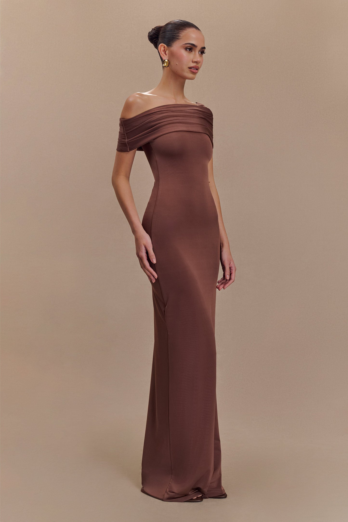 Robe Maxi Épaules Découvertes et Étroite Cassandra - Chocolat