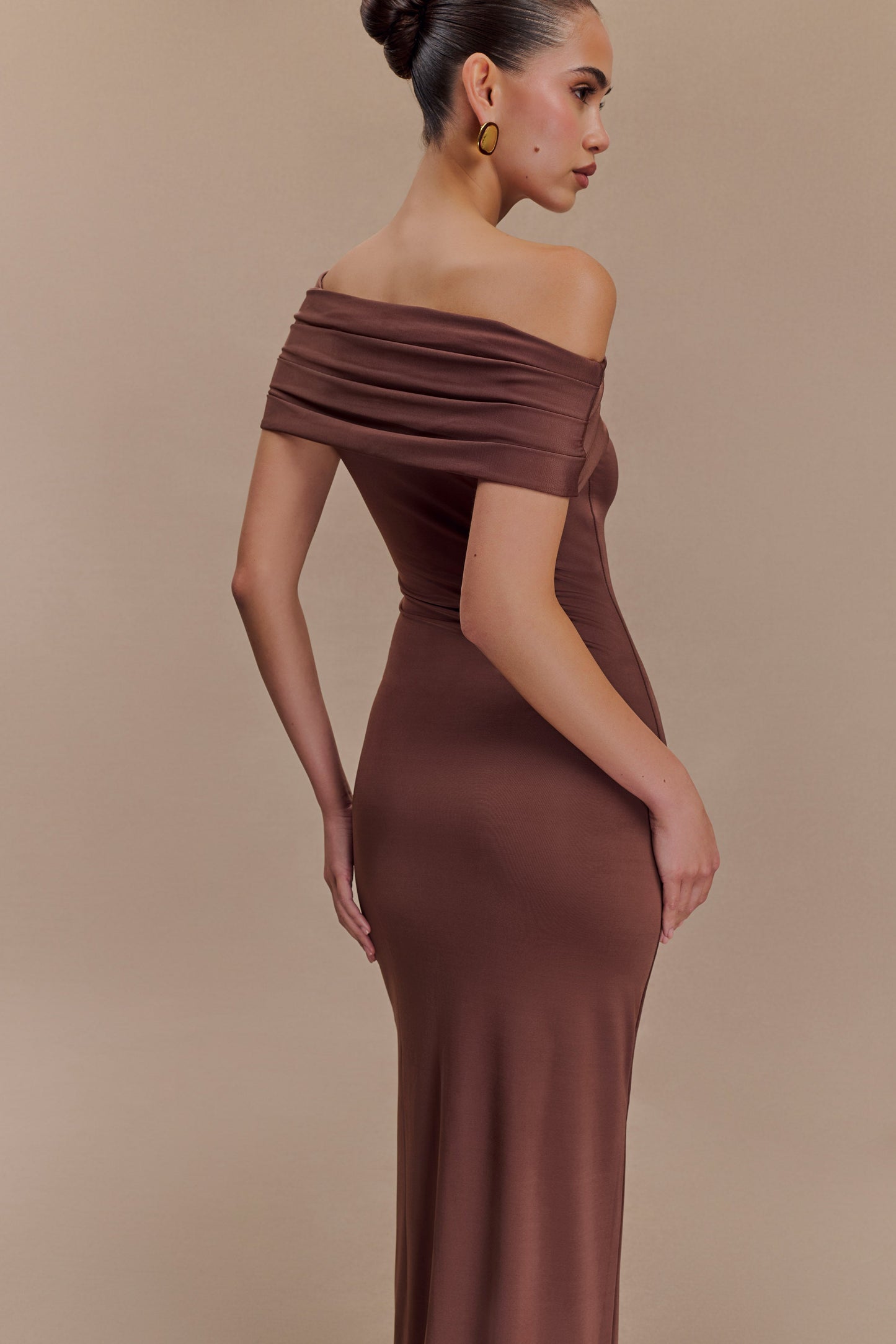 Robe Maxi Épaules Découvertes et Étroite Cassandra - Chocolat