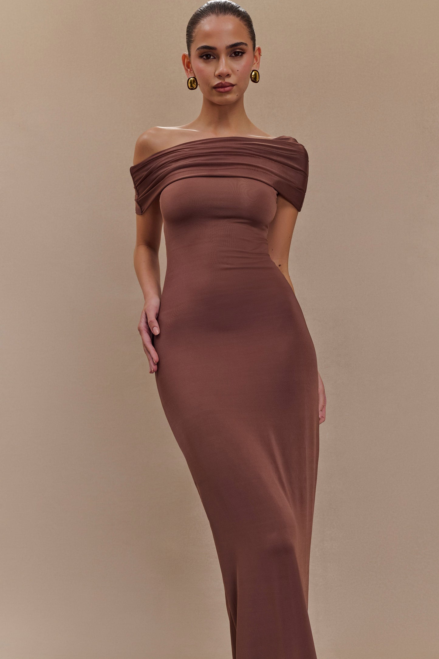 Robe Maxi Épaules Découvertes et Étroite Cassandra - Chocolat