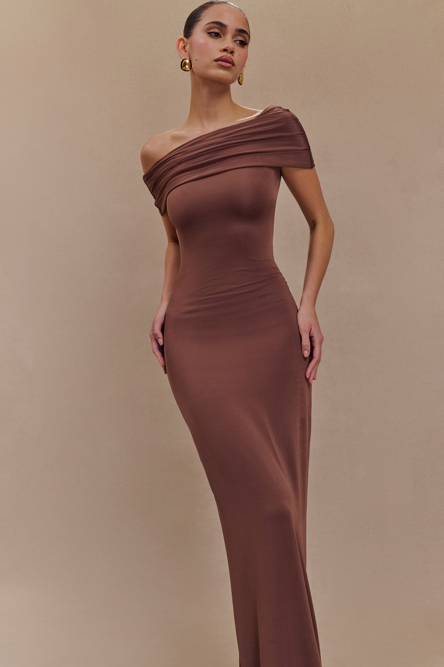 Robe Maxi Épaules Découvertes et Étroite Cassandra - Chocolat