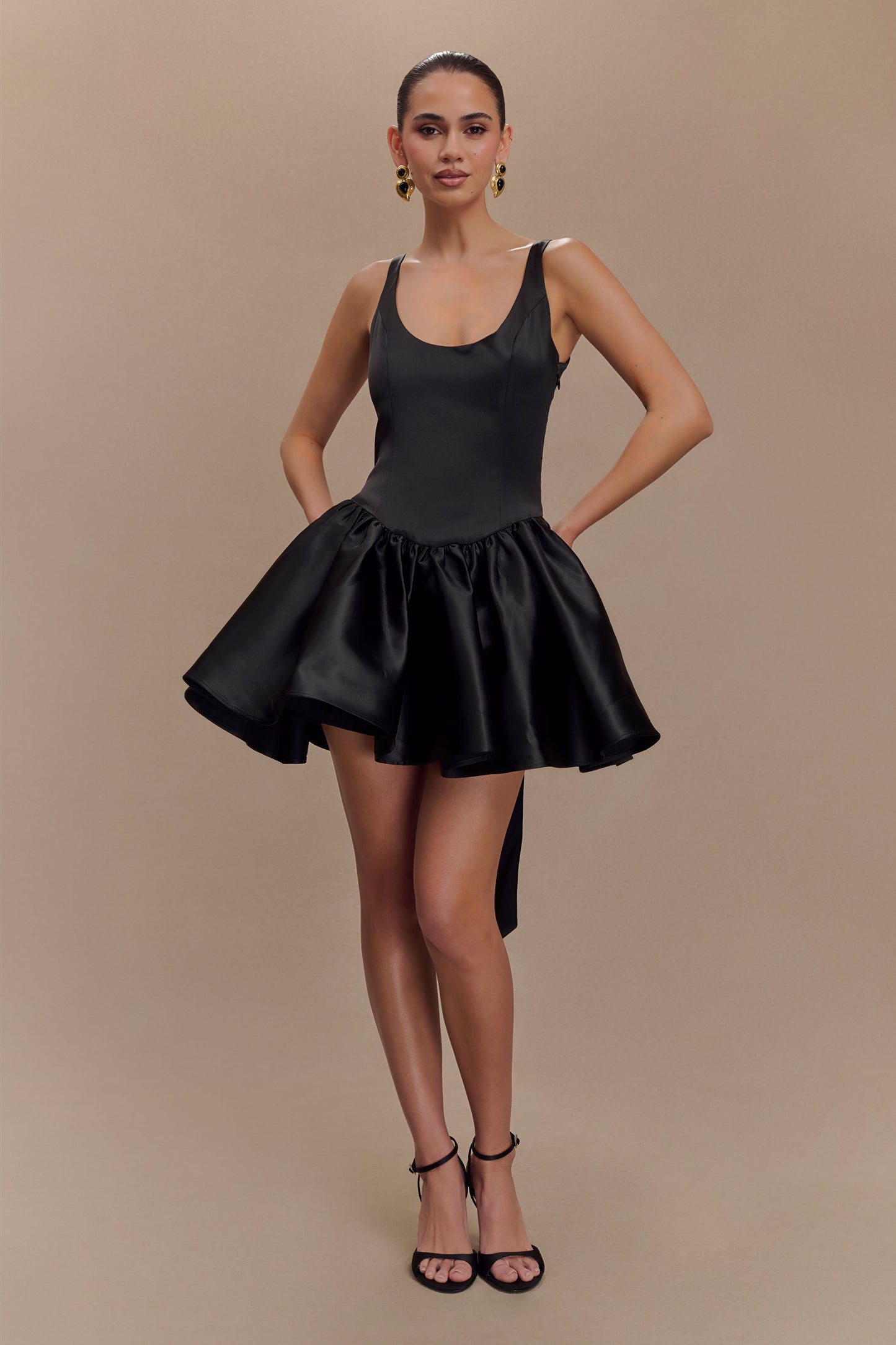 Mini-robe en satin Felicia avec nœud - Noir