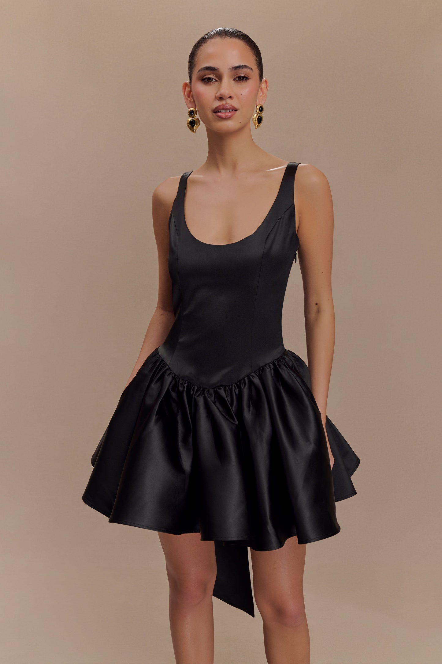 Mini-robe en satin Felicia avec nœud - Noir