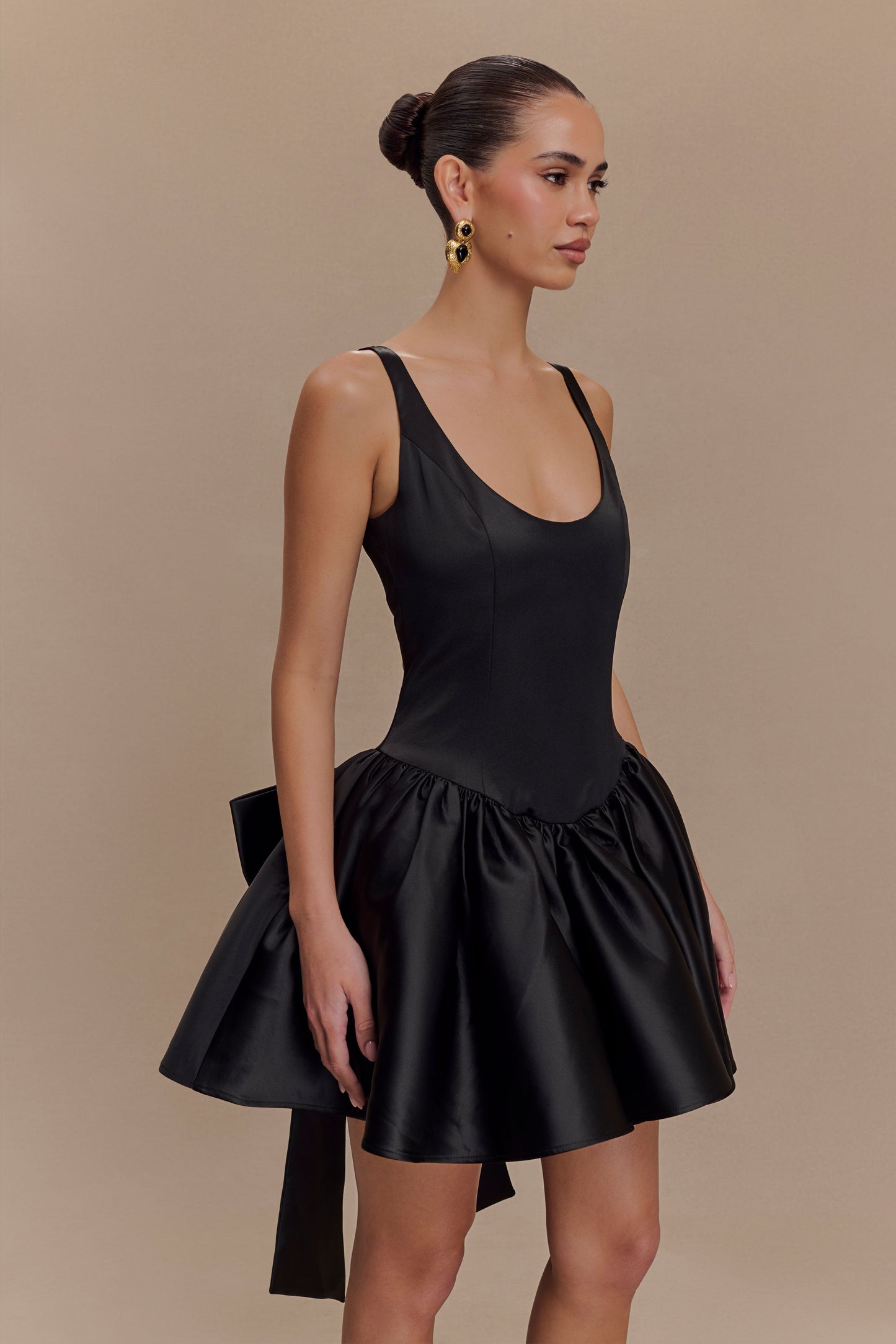Mini-robe en satin Felicia avec nœud - Noir