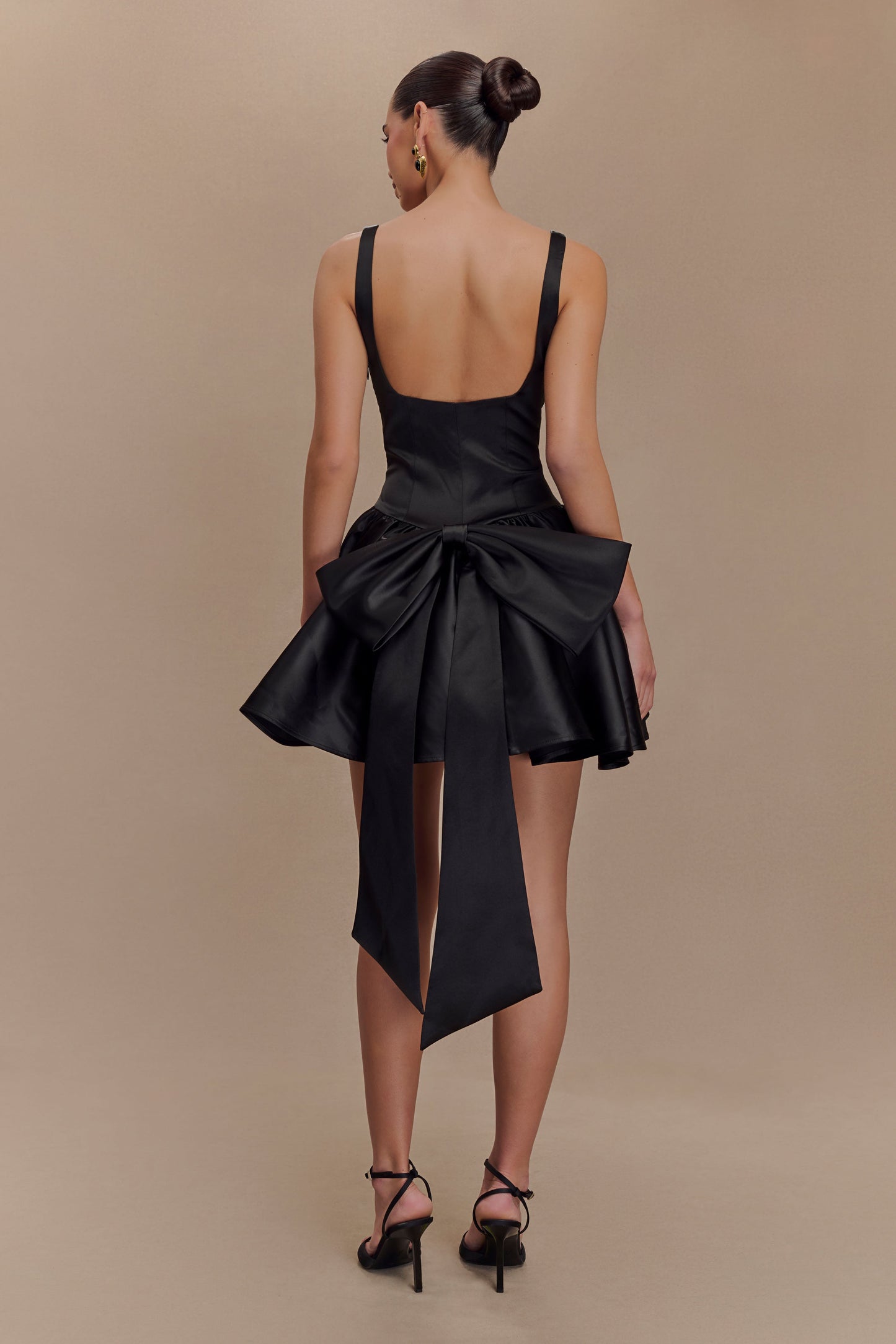 Mini-robe en satin Felicia avec nœud - Noir