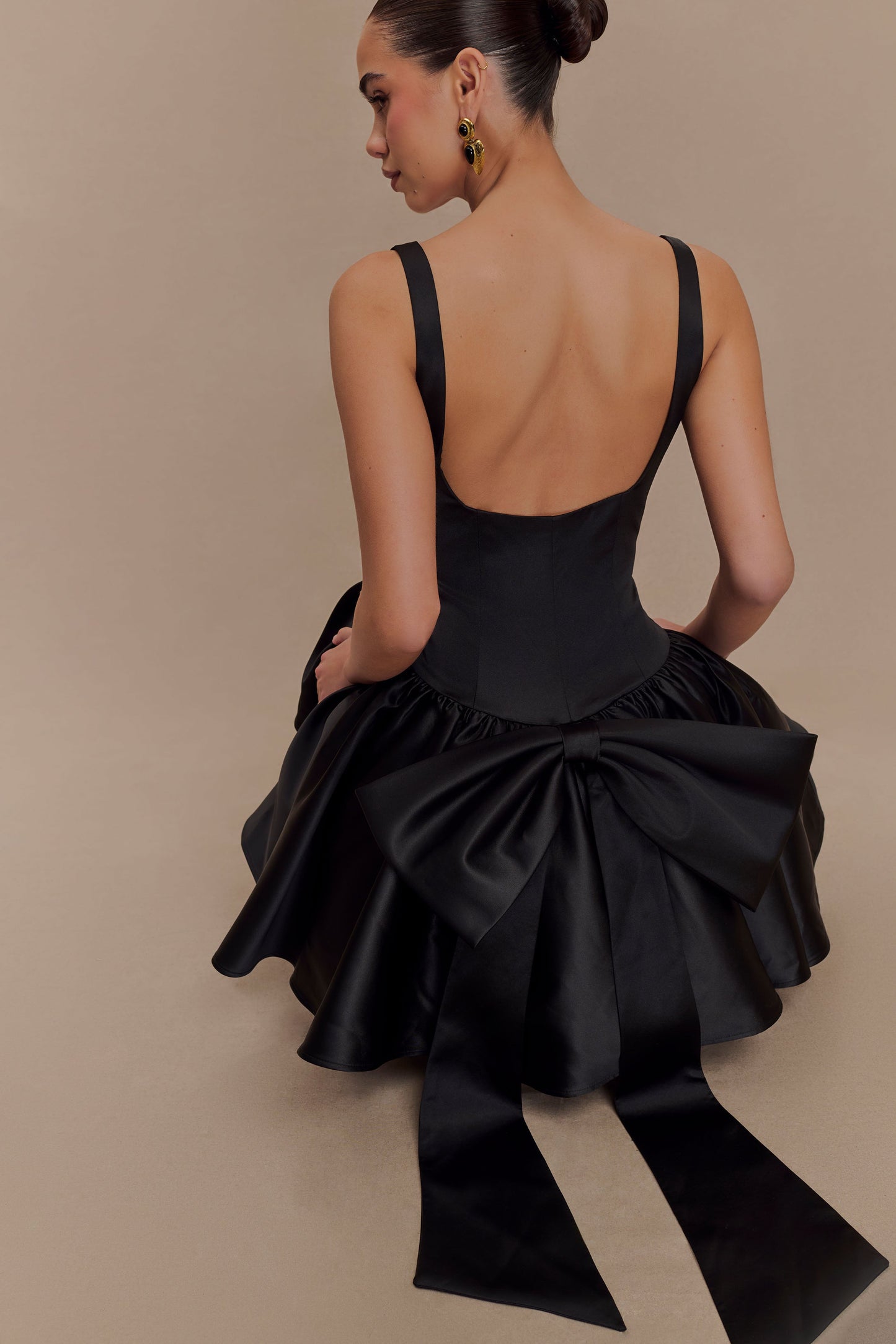 Mini-robe en satin Felicia avec nœud - Noir
