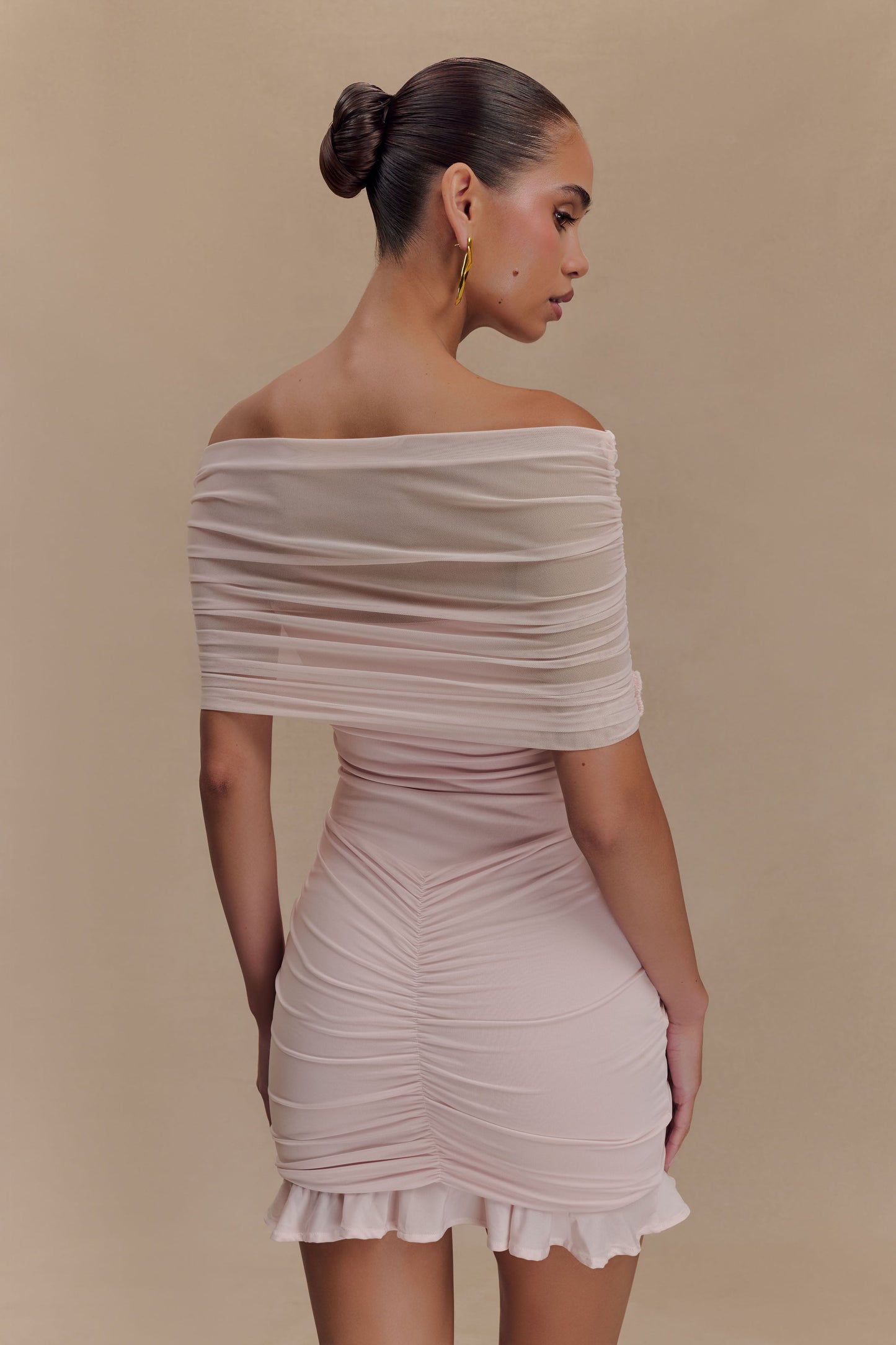 Mini-robe trapue et en mousseline de soie à épaules dénudées Caspian - Rose pâle