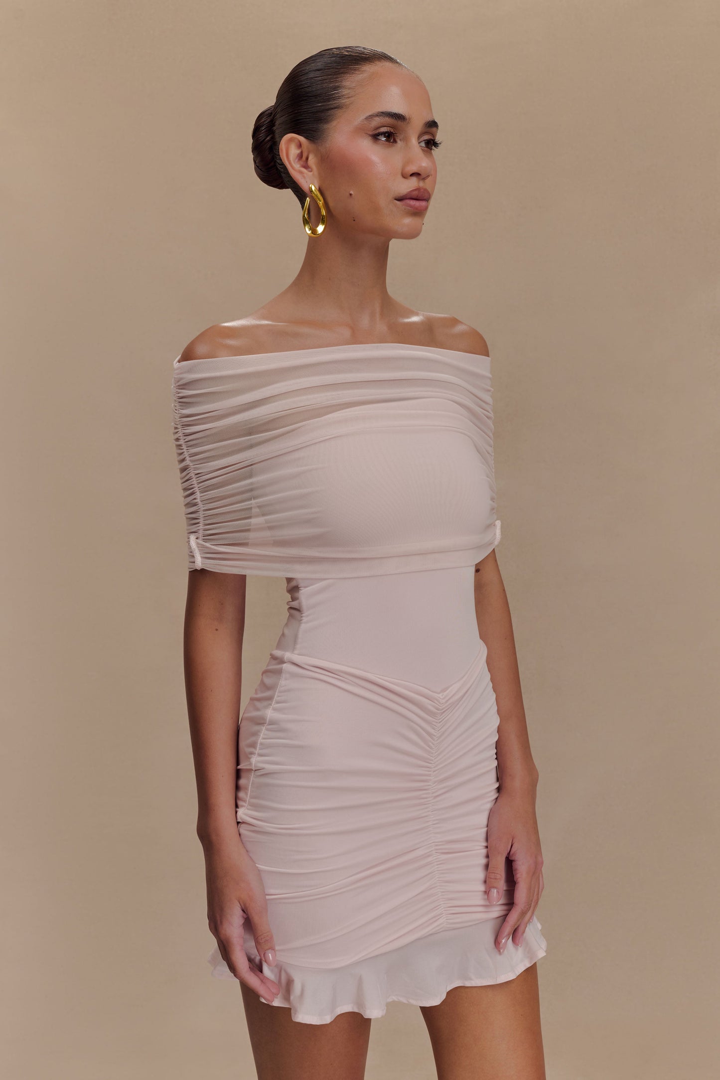 Mini-robe trapue et en mousseline de soie à épaules dénudées Caspian - Rose pâle