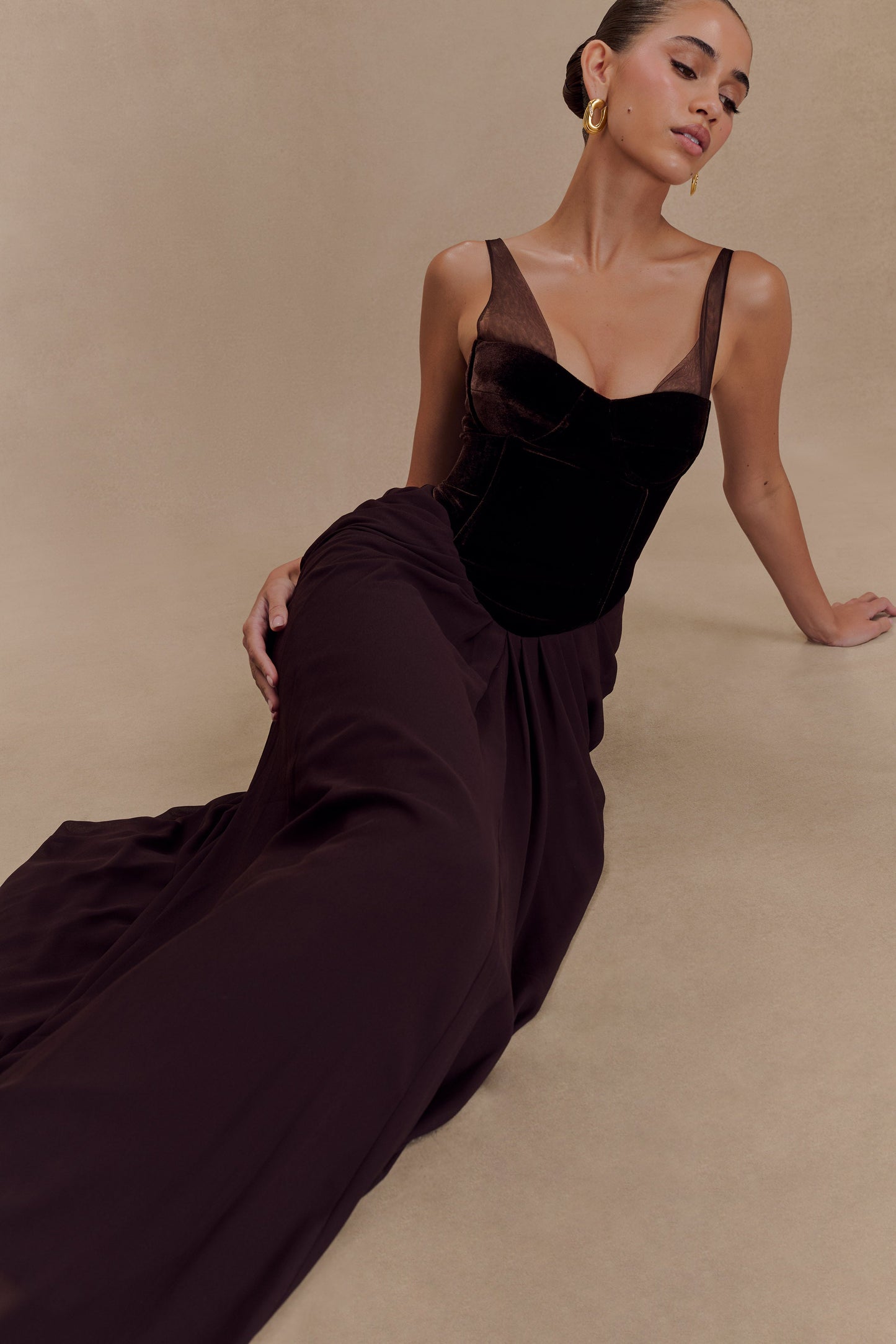 Robe Maxi Roxanne en Velours avec Corset - Brun Cacao