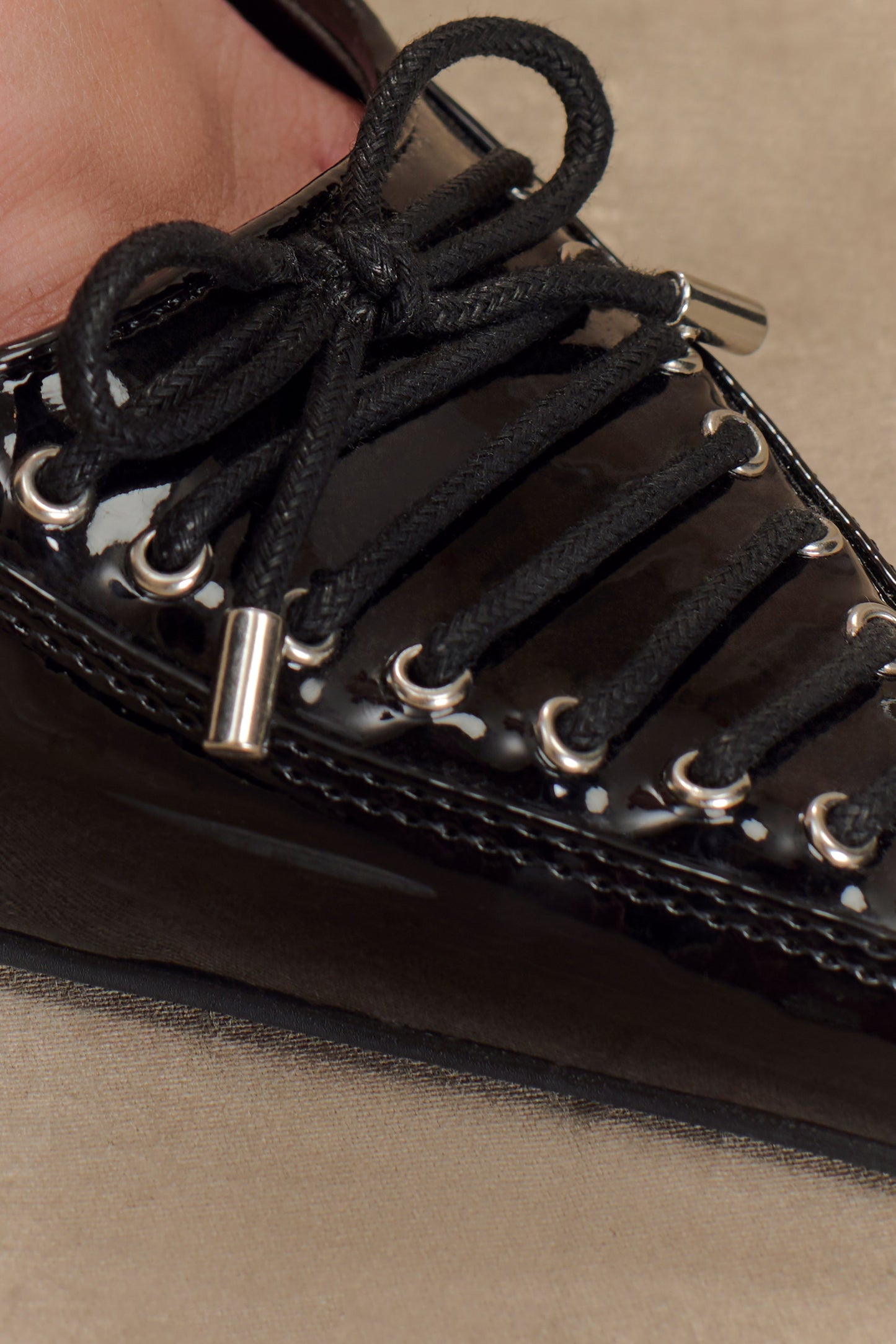 Joanne - Chaussures à talons à lacets en cuir verni - Noir