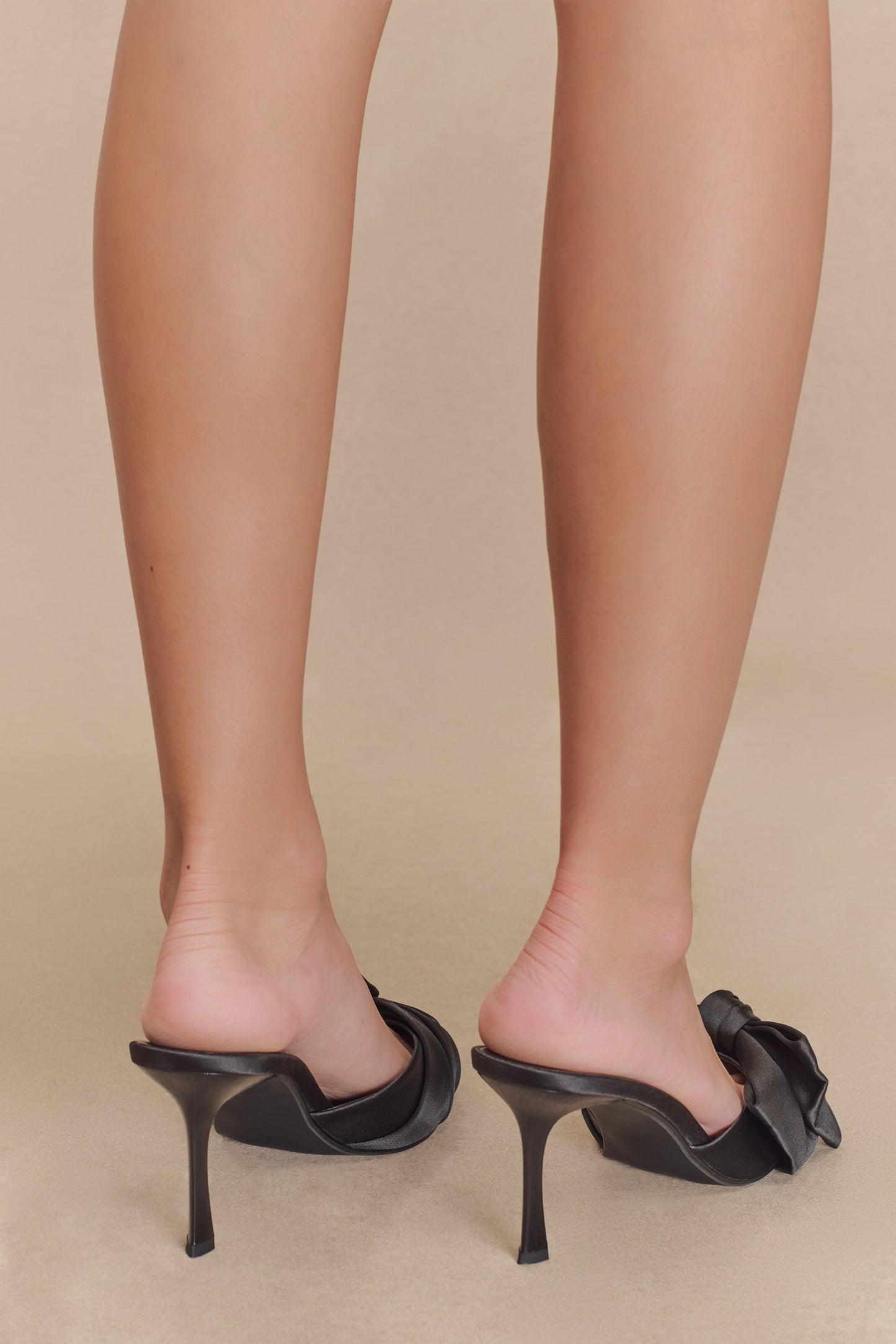 Elena, talons satinés à nœud et bout pointu - Noir