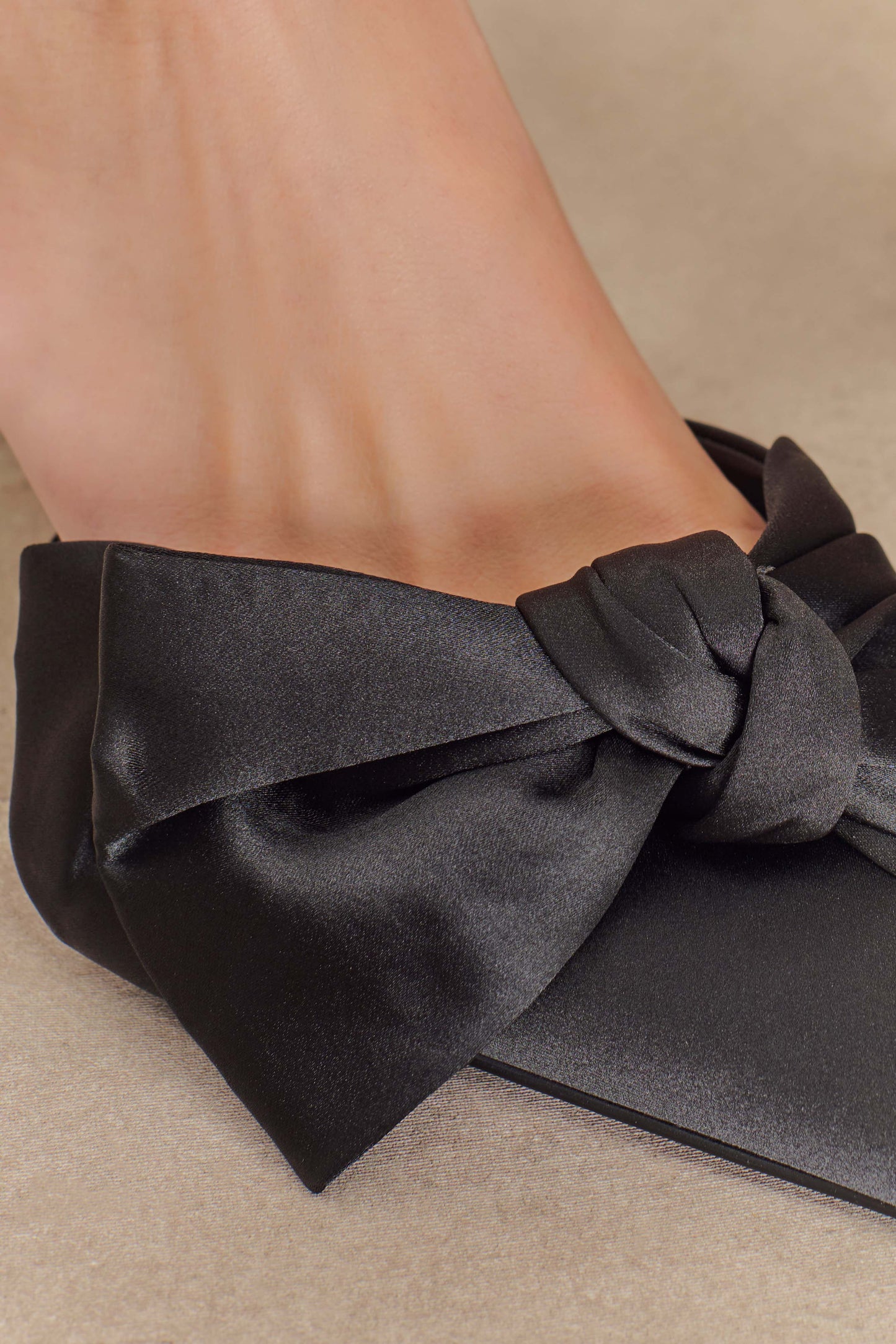 Elena, talons satinés à nœud et bout pointu - Noir