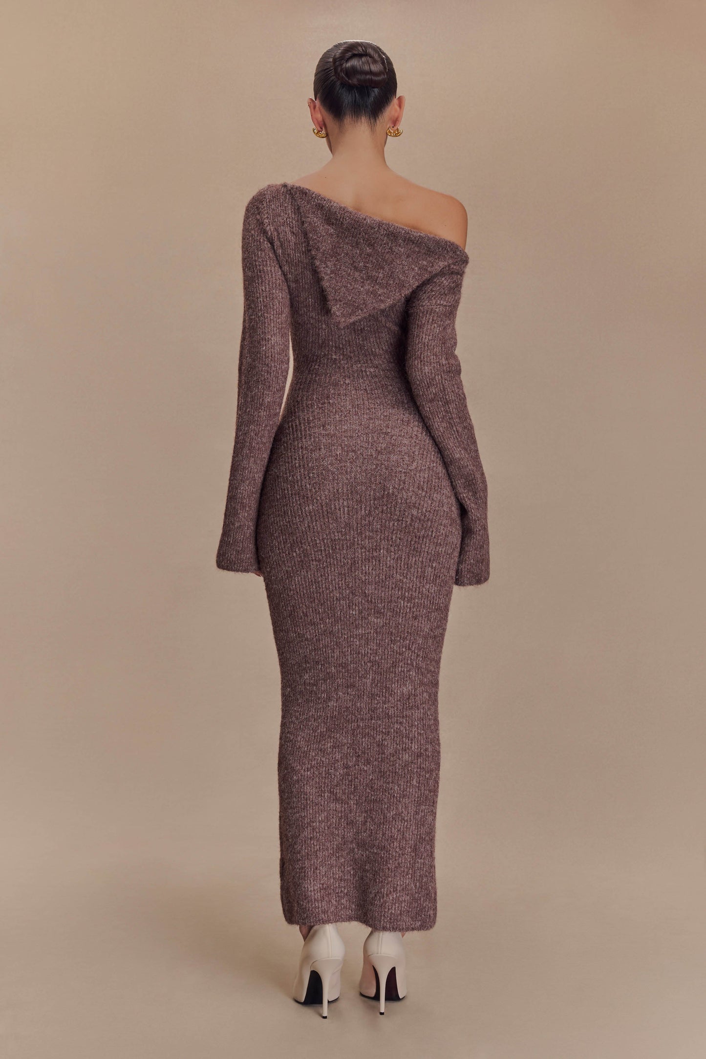 Robe mi-longue en tricot moelleux, à épaule dénudée, couleur magenta - couleur pécan