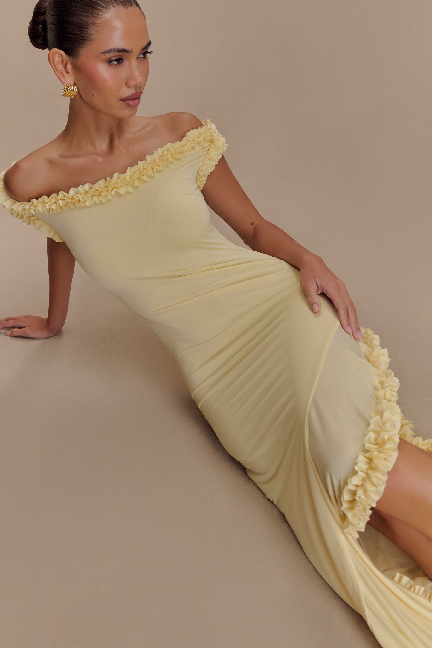 Robe midi à volants et épaules dénudées Arielle - Citron pastel