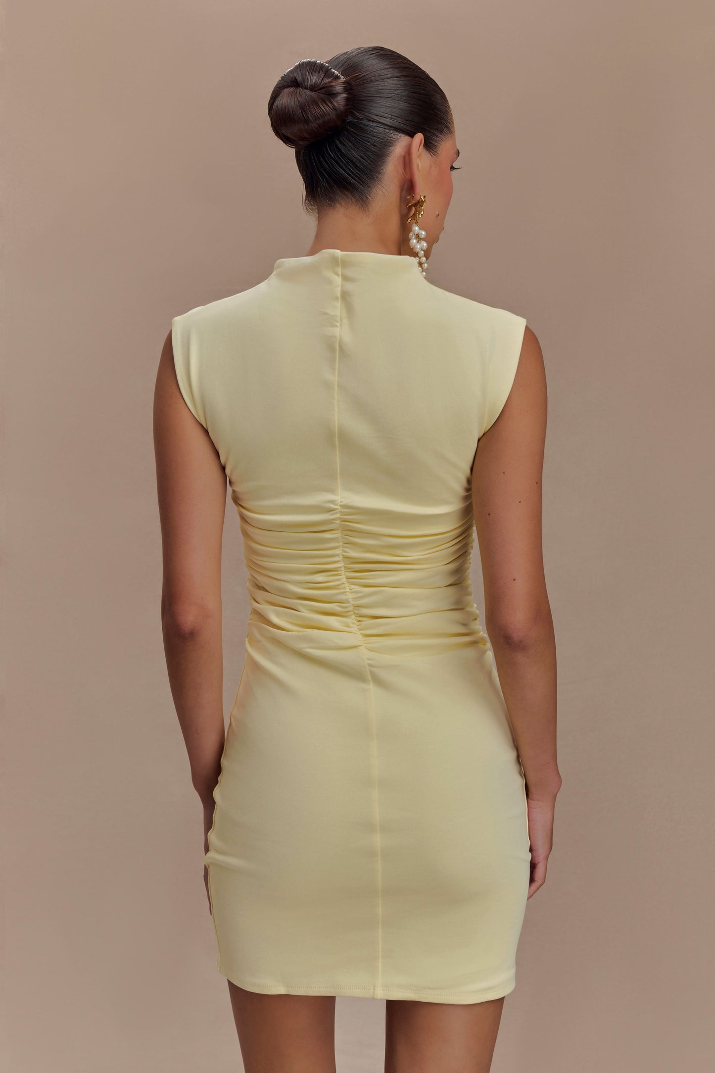 Robe mini sans manches à col montant Elliot - Jaune pâle