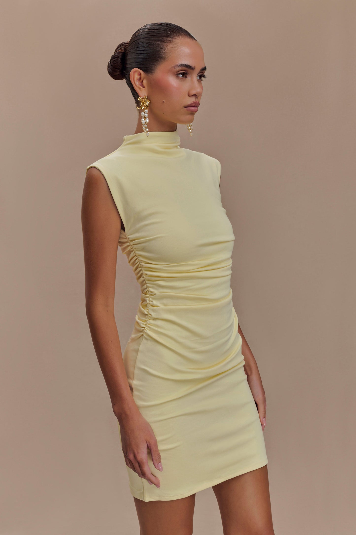 Robe mini sans manches à col montant Elliot - Jaune pâle