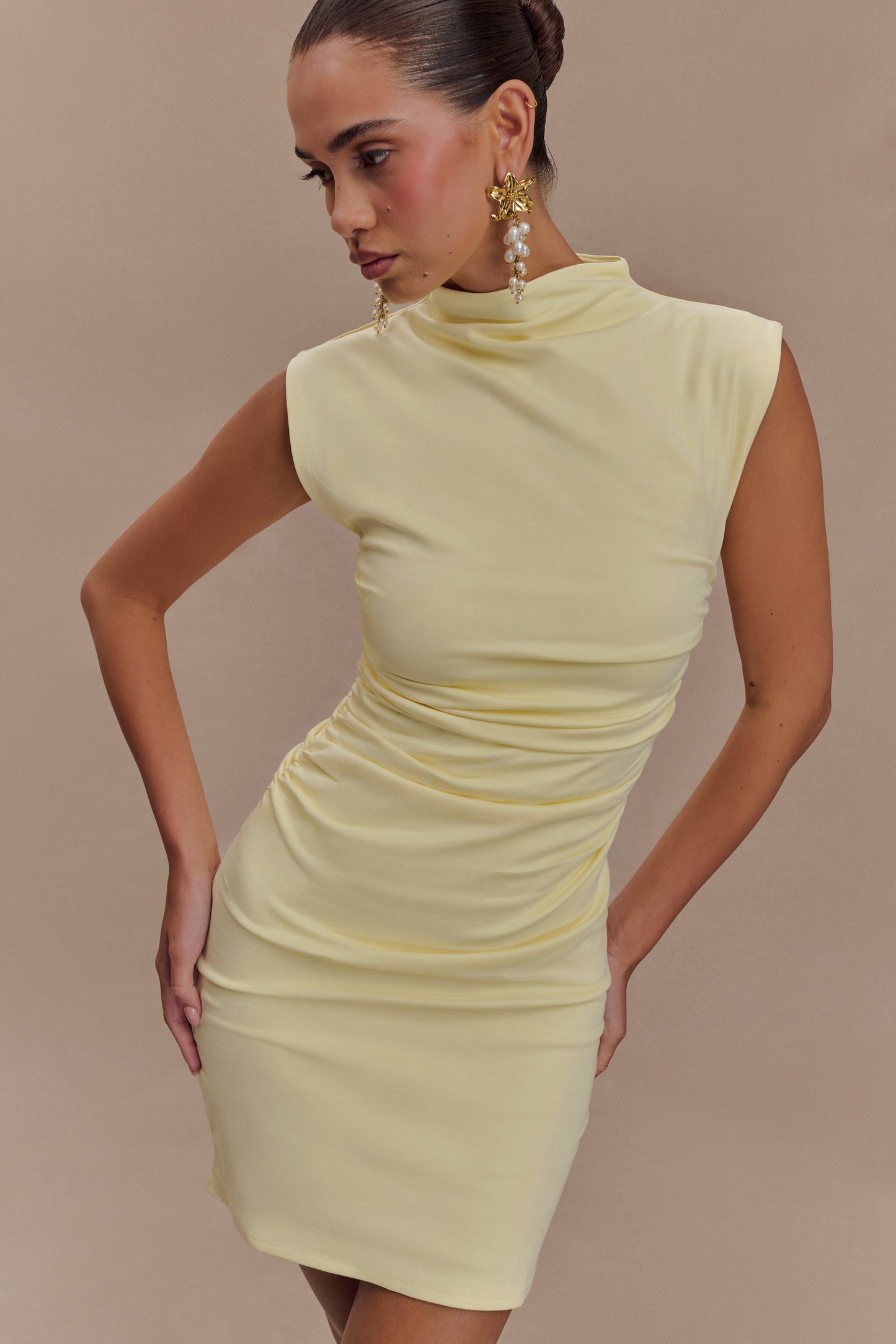Robe mini sans manches à col montant Elliot - Jaune pâle
