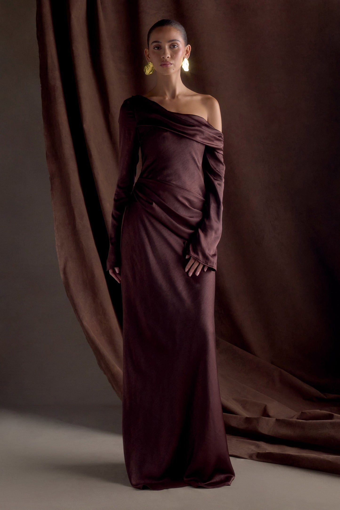 Iris Robe Maxi Satin à Manches Longues - Chocolat Noir