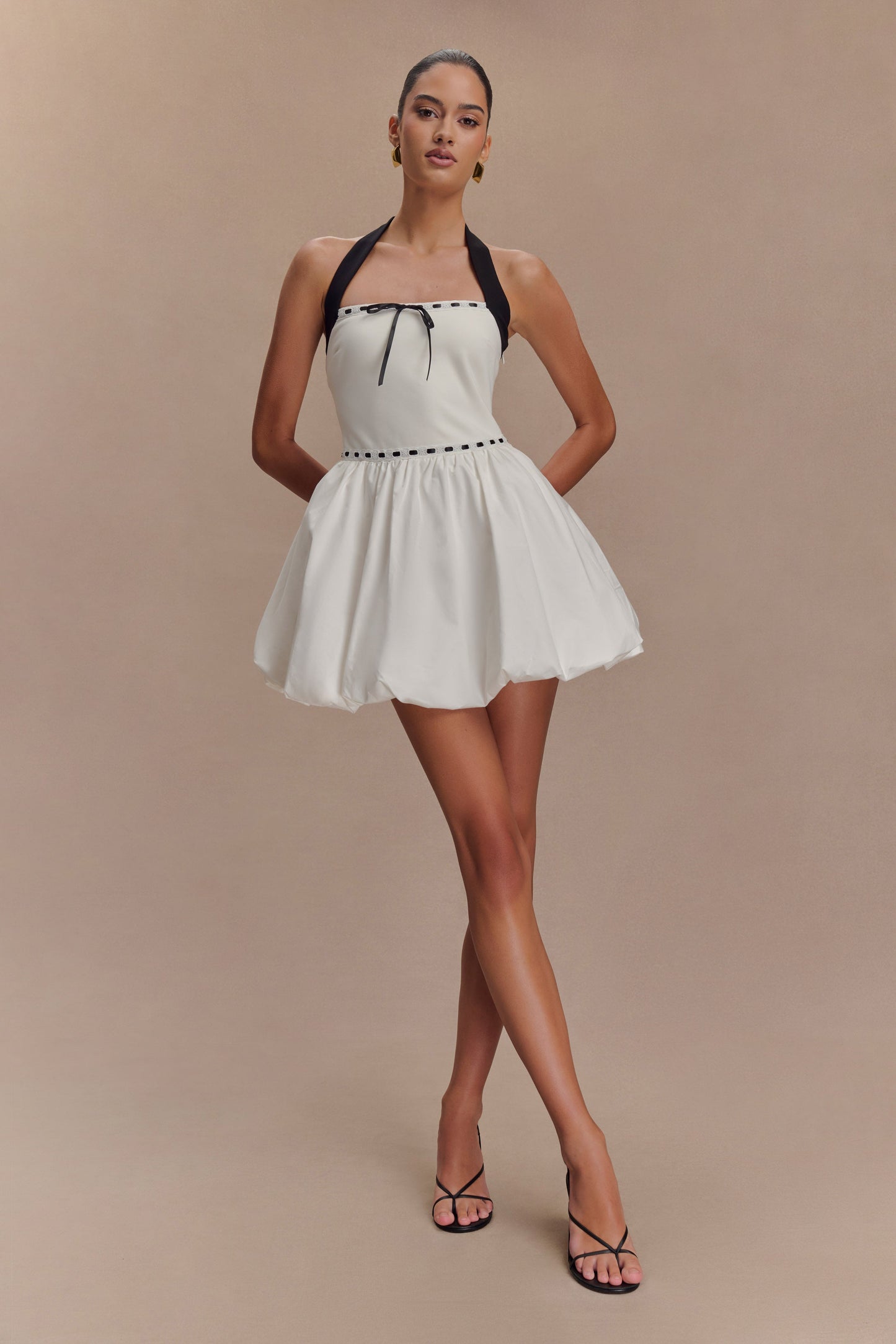 Robe mini Queenie à col montant et manches bouffantes - Noir/Blanc