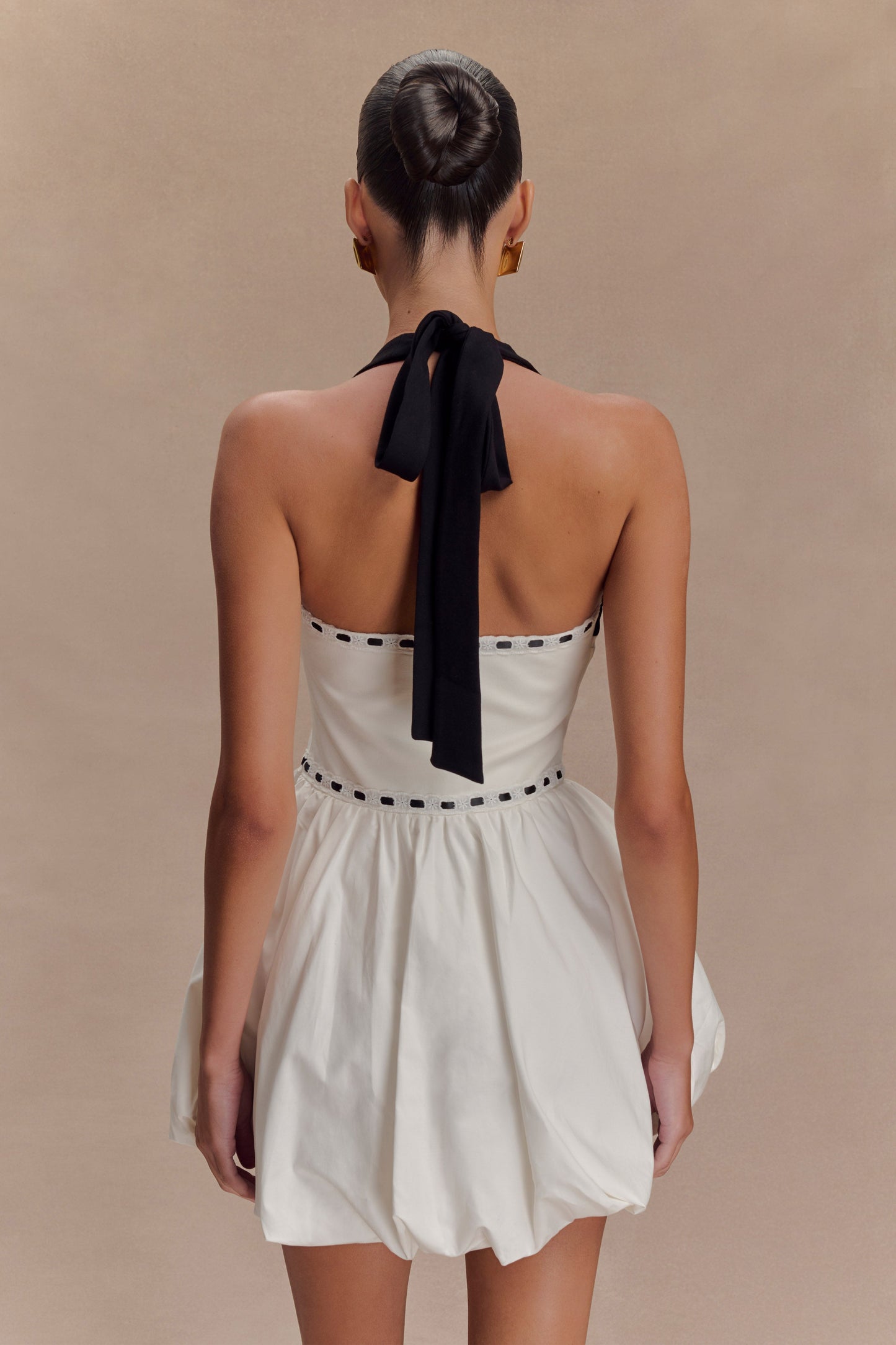 Robe mini Queenie à col montant et manches bouffantes - Noir/Blanc