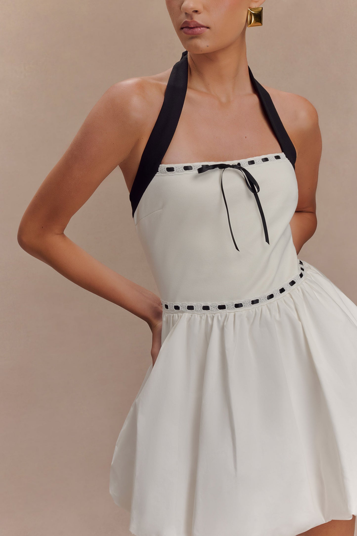 Robe mini Queenie à col montant et manches bouffantes - Noir/Blanc