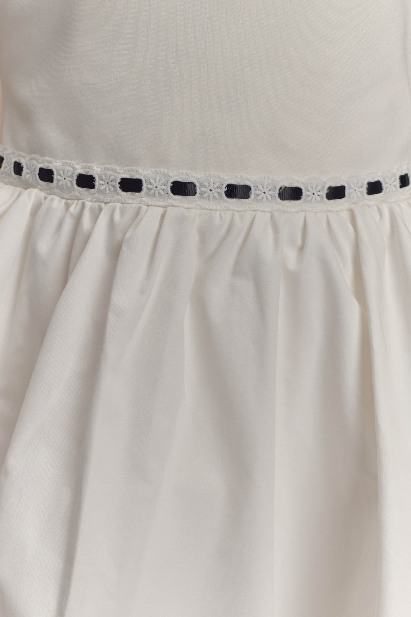 Robe mini Queenie à col montant et manches bouffantes - Noir/Blanc