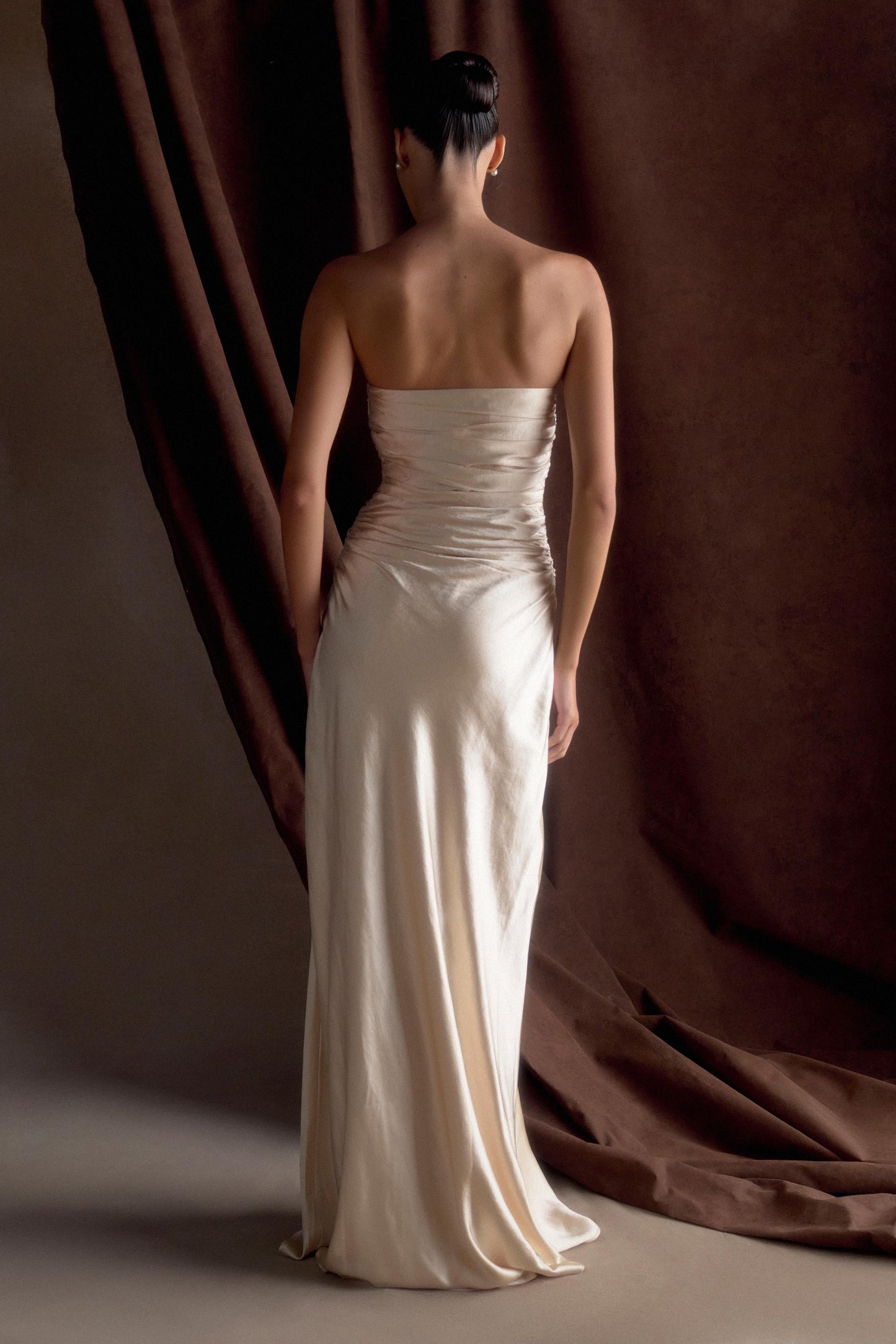 Robe longue satinée sans bretelles Cedar - Or rosé