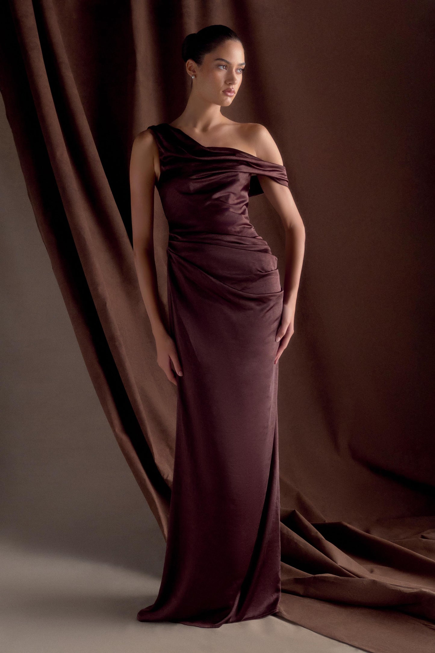Robe Maxi en Satin Dalia à Manches Décolletées - Chocolat Noir