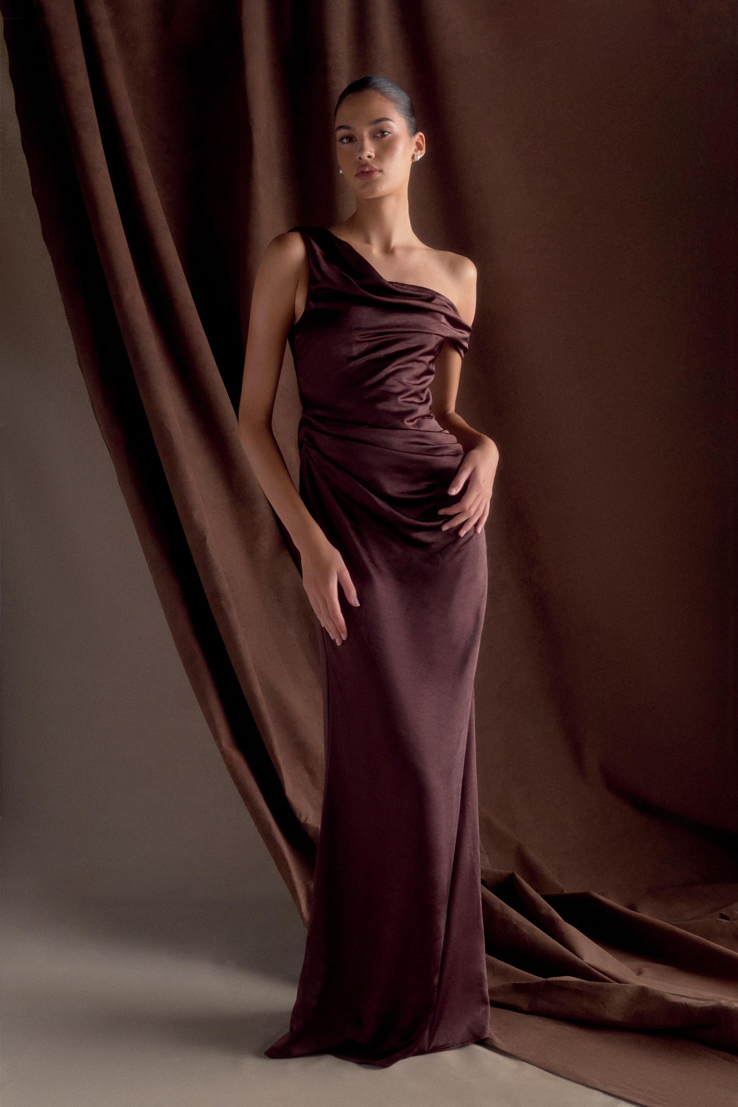 Robe Maxi en Satin Dalia à Manches Décolletées - Chocolat Noir