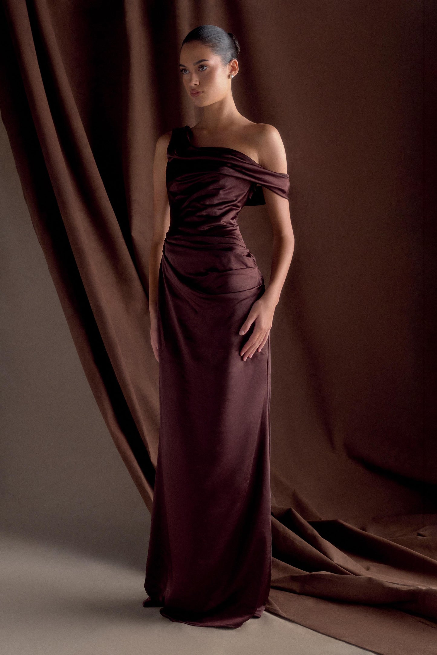Robe Maxi en Satin Dalia à Manches Décolletées - Chocolat Noir