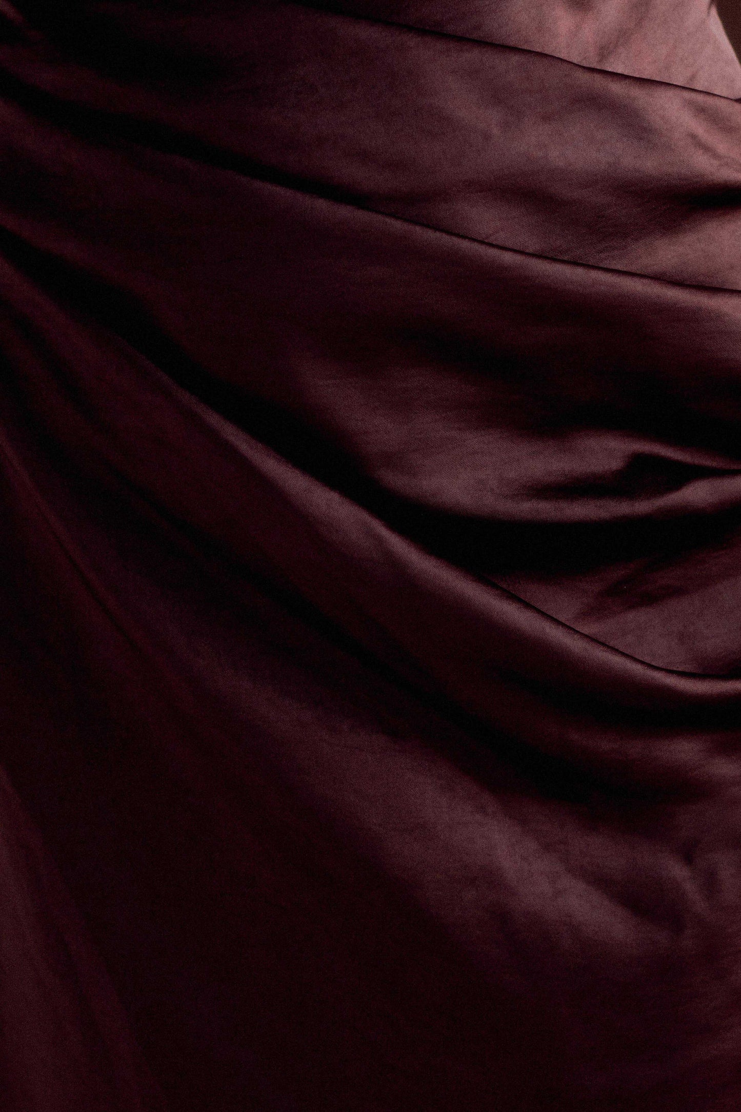 Robe Maxi en Satin Dalia à Manches Décolletées - Chocolat Noir