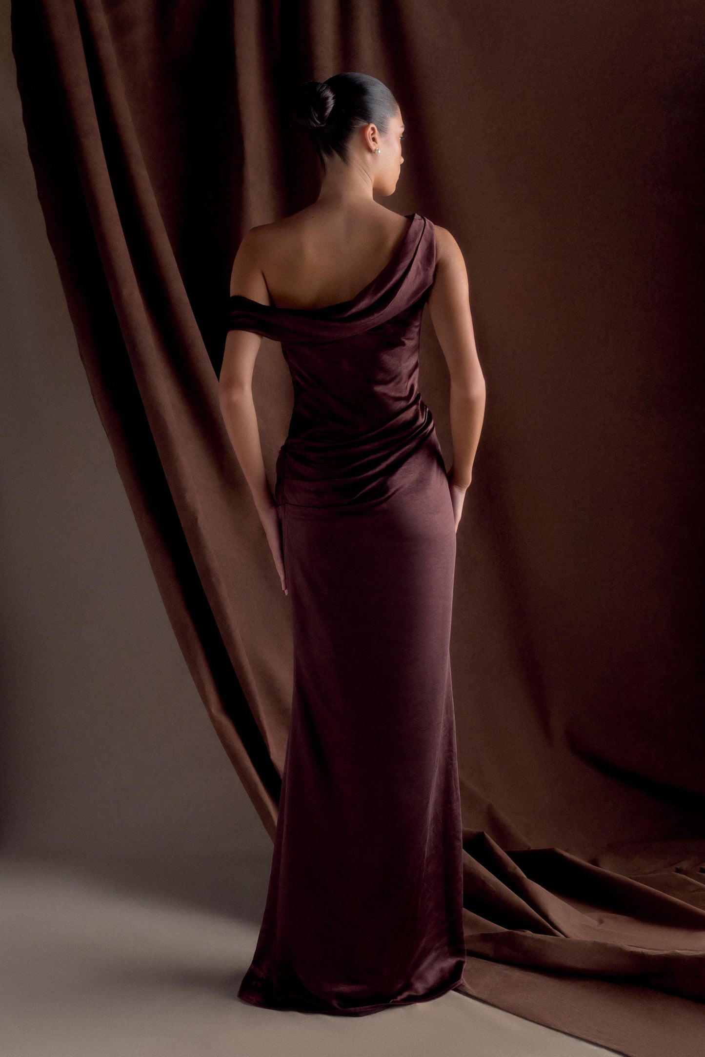 Robe Maxi en Satin Dalia à Manches Décolletées - Chocolat Noir